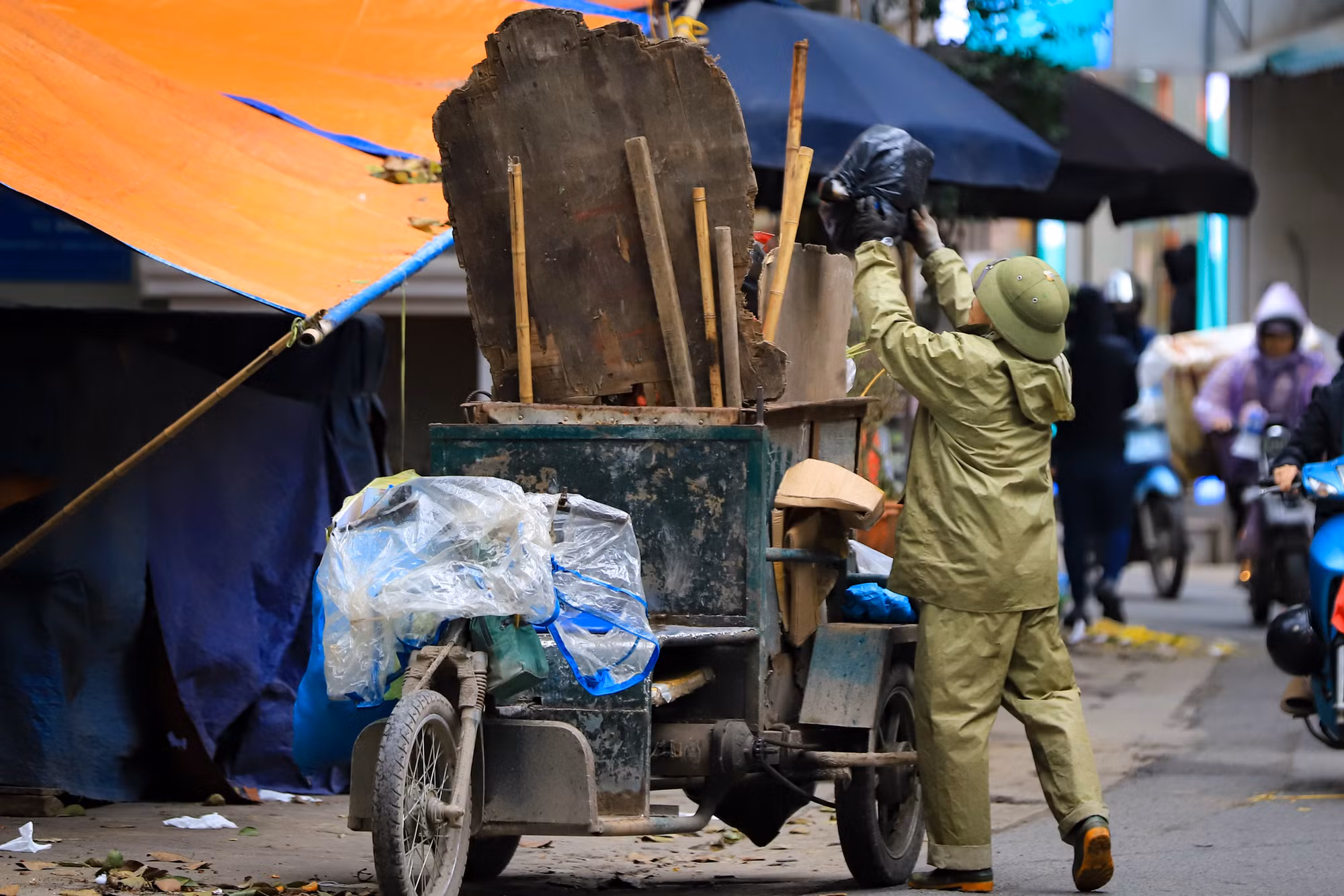 Công nhân vệ sinh cần mẫn làm việc dưới cái rét dưới 10 độ C tại khu vực Tân Triều (Thanh Trì, Hà Nội). Công nhân vệ sinh cần mẫn làm việc dưới cái rét dưới 10 độ C tại khu vực Tân Triều (Thanh Trì, Hà Nội).