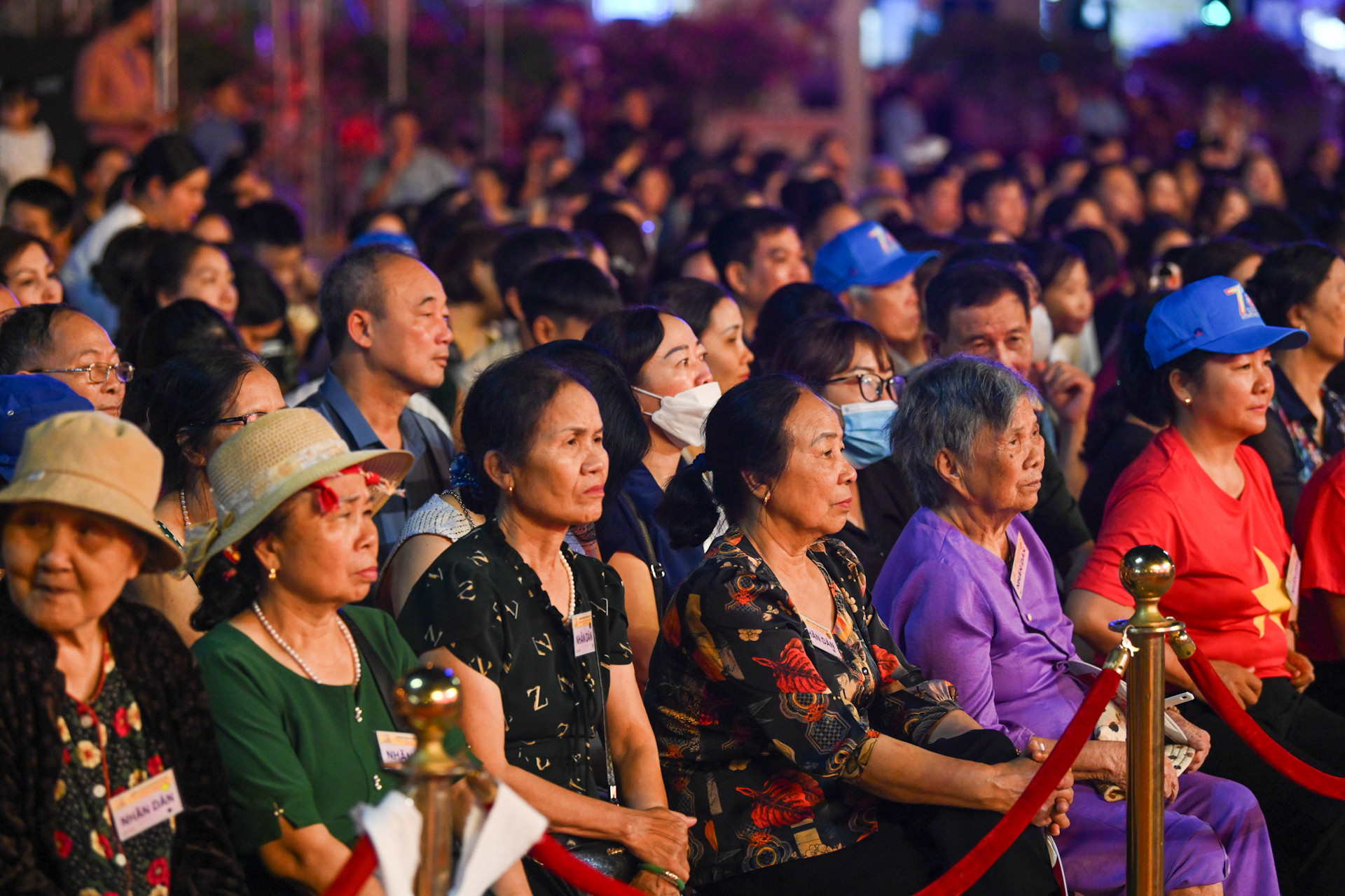 Rất đông khán giả tại Điện Biên đã có mặt tham dự chương trình.