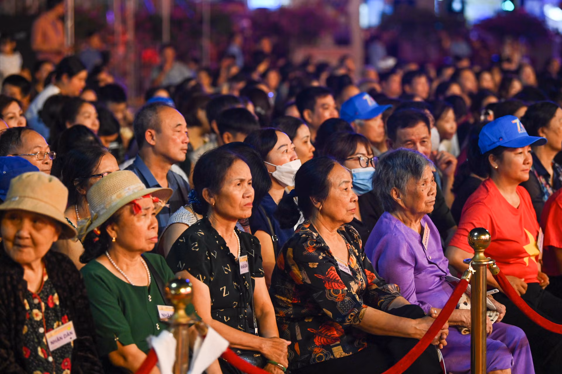 Rất đông khán giả tại Điện Biên đã có mặt tham dự chương trình.