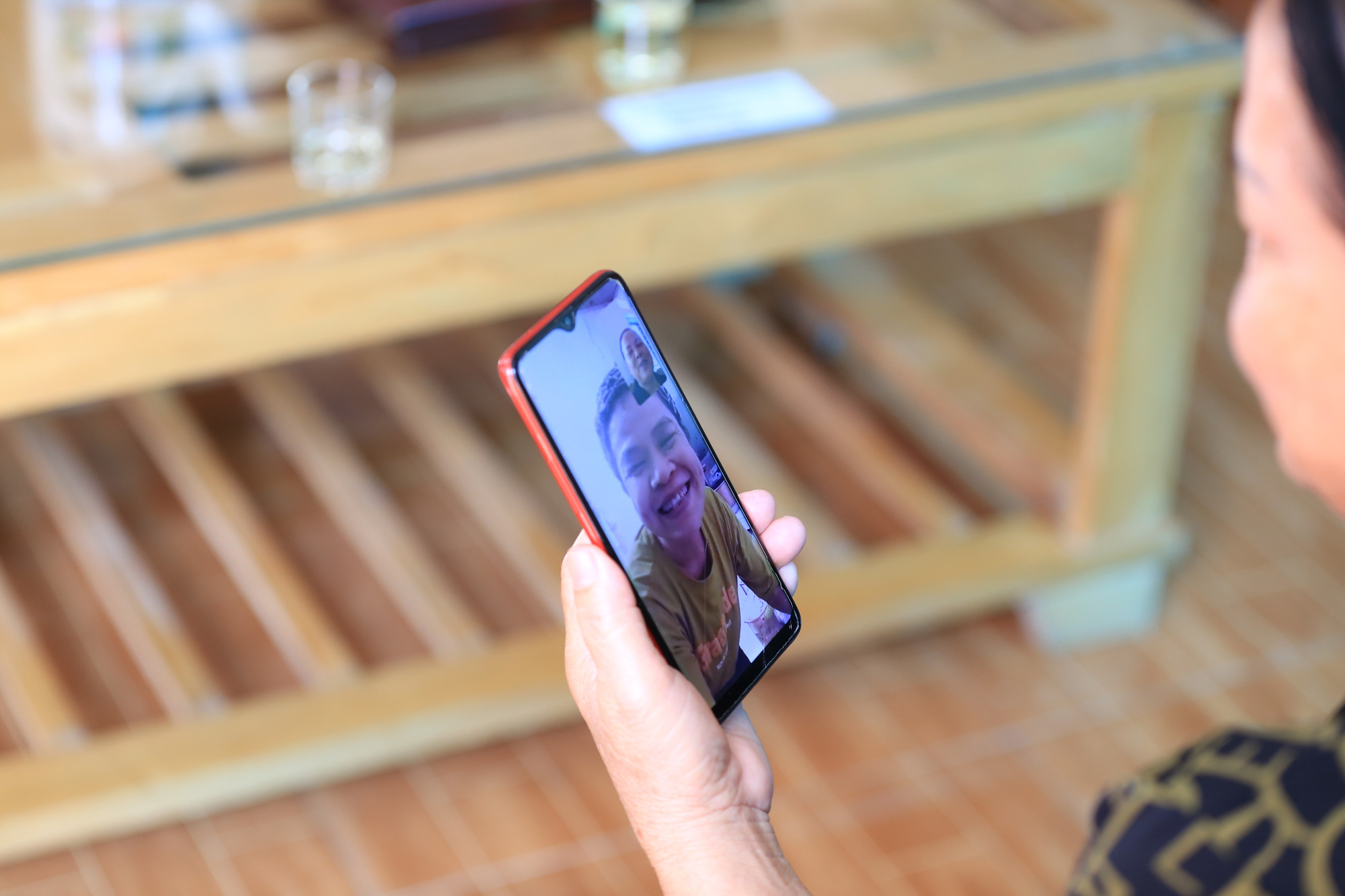 Bà Ngần nói chuyện với anh Tiến qua điện thoại vào tháng 10/2024 - 8 năm sau khi trái tim của con trai bà được "tái sinh" trong một cuộc đời mới.