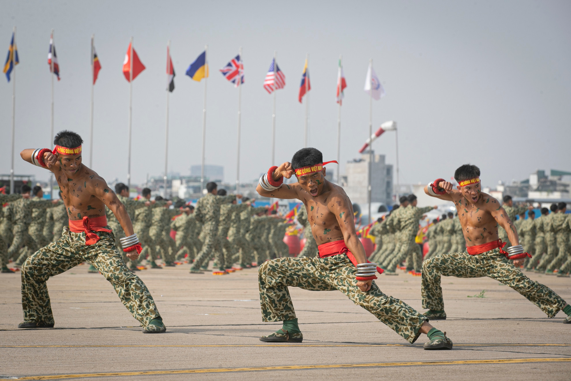 Các chiến sĩ đặc công biểu diễn tại Lễ khai mạc Triển lãm Quốc phòng quốc tế Việt Nam 2024. Các chiến sĩ đặc công biểu diễn tại Lễ khai mạc Triển lãm Quốc phòng quốc tế Việt Nam 2024.