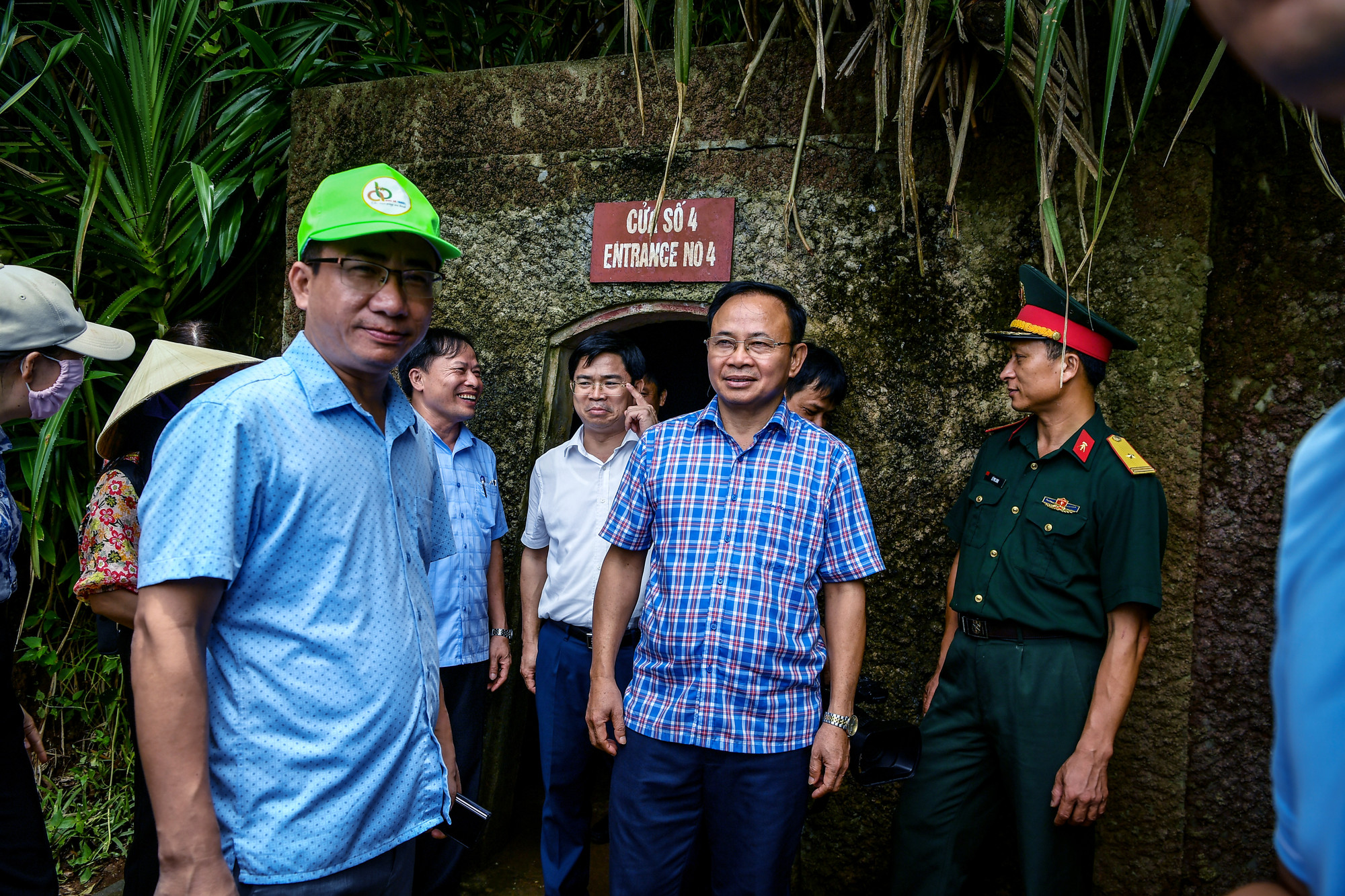 Du khách thích thú khi tham quan địa đạo Vịnh Mốc. Du khách thích thú khi tham quan địa đạo Vịnh Mốc.