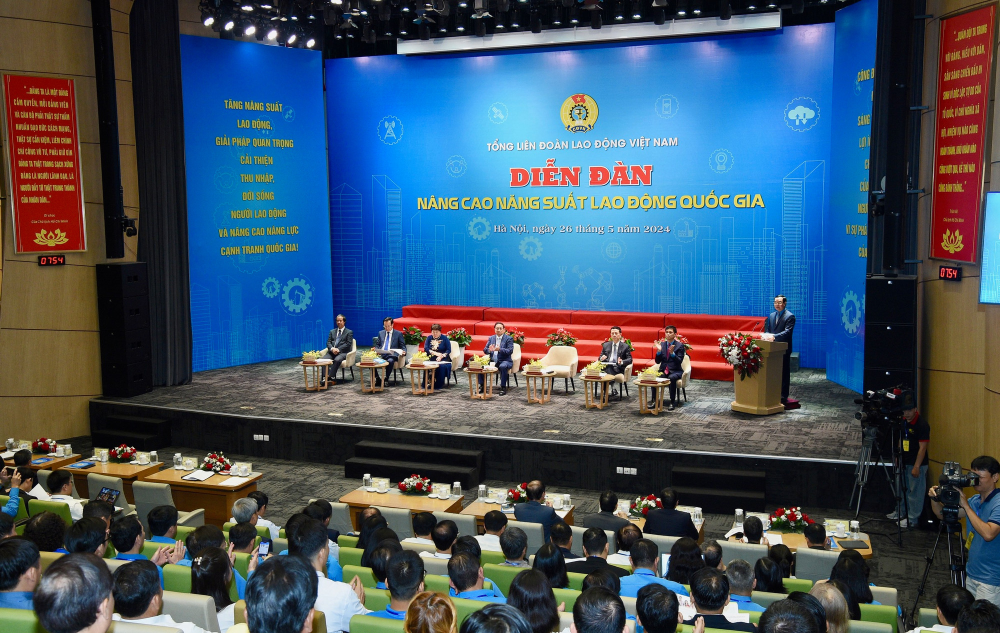 Quang cảnh diễn đàn.