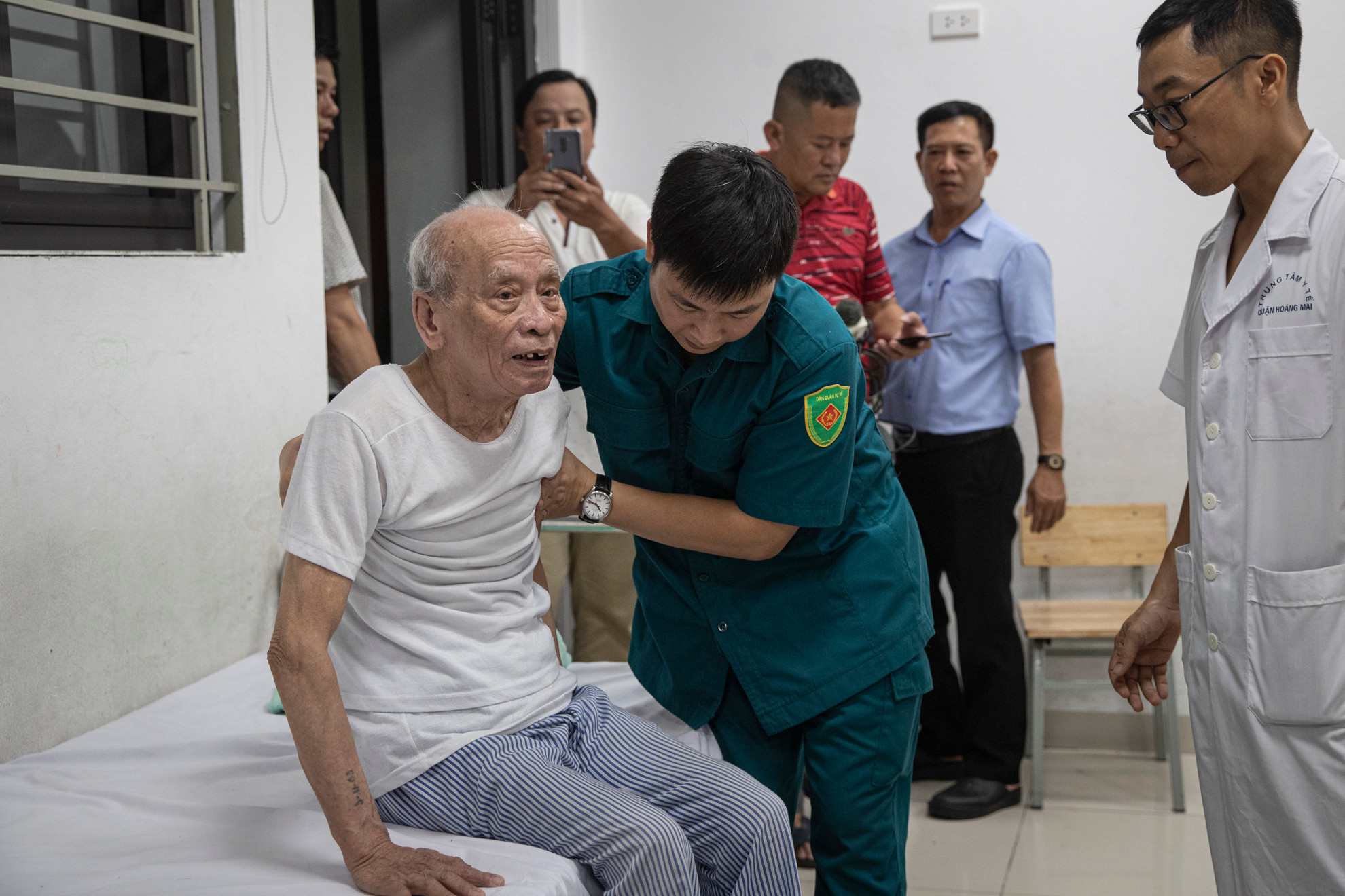 “Mấy hôm nay, nghe tin siêu bão sắp về, chúng tôi rất bất an vì khu chung cư đã xuống cấp nghiêm trọng nhiều năm. Tới tối nay, được các cán bộ phường Tân Mai bố trí chỗ trú bão tạm tại đây, chúng tôi rất mừng”, ông Vỵ nói. “Mấy hôm nay, nghe tin siêu bão sắp về, chúng tôi rất bất an vì khu chung cư đã xuống cấp nghiêm trọng nhiều năm. Tới tối nay, được các cán bộ phường Tân Mai bố trí chỗ trú bão tạm tại đây, chúng tôi rất mừng”, ông Vỵ nói.