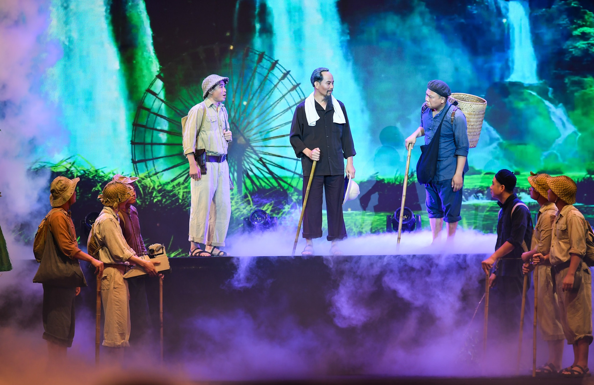 Đặc biệt, tại chương trình, hình tượng của Chủ tịch Hồ Chí Minh - Lãnh tụ vĩ đại của Đảng, của dân tộc được tái hiện bằng chất liệu nghệ thuật đặc sắc. Đặc biệt, tại chương trình, hình tượng của Chủ tịch Hồ Chí Minh - Lãnh tụ vĩ đại của Đảng, của dân tộc được tái hiện bằng chất liệu nghệ thuật đặc sắc.