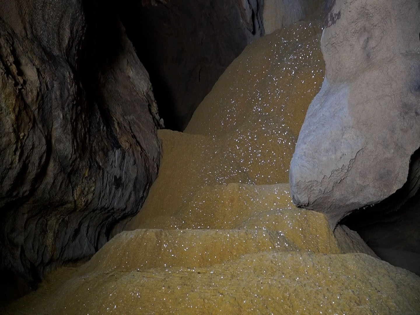 Dọc đường trong hang động như lên cõi tiên với những phiến thạch nhũ màu vàng mang hình người rất ấn tượng, hấp dẫn, pha lẫn kỳ bí.