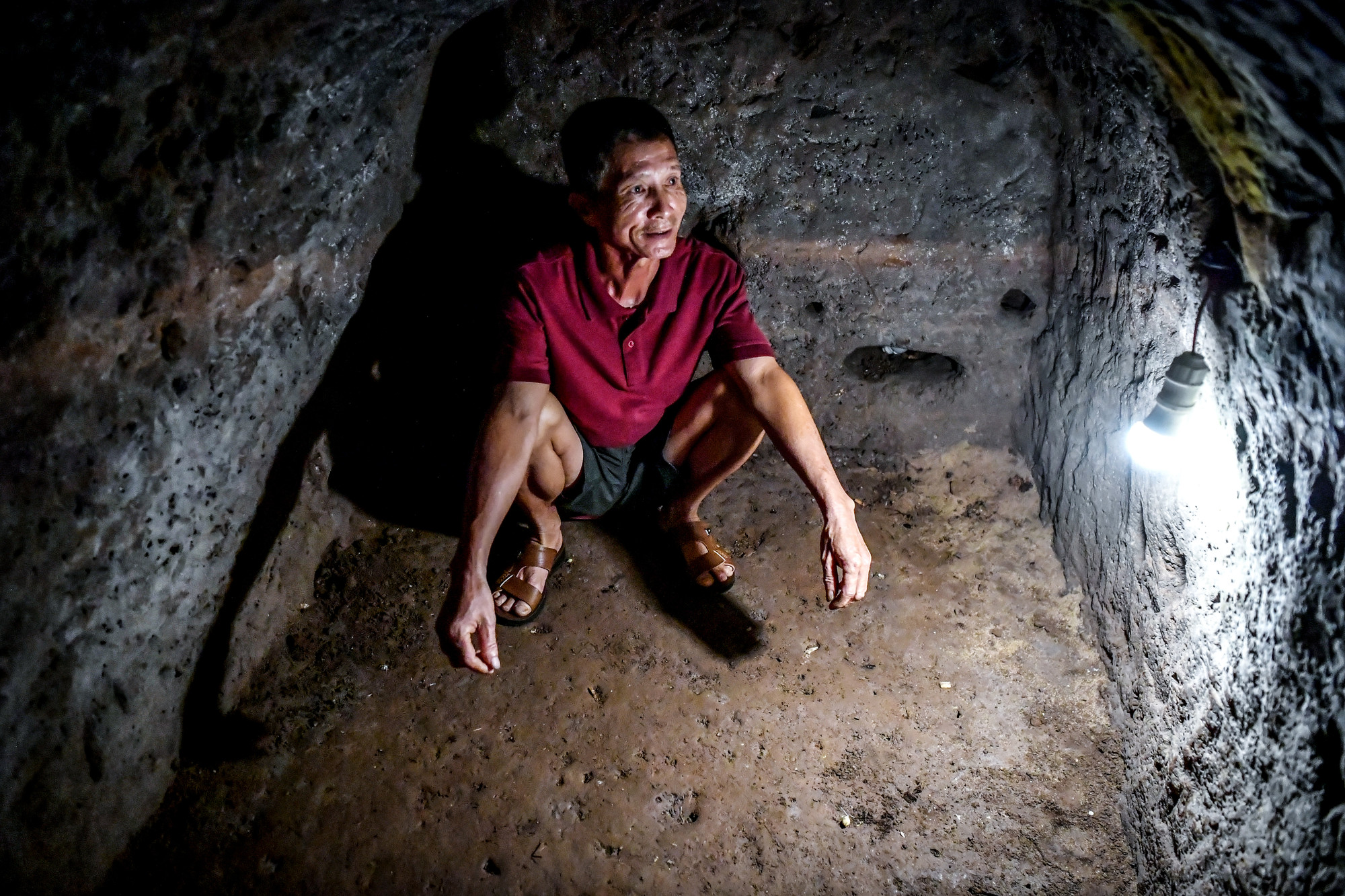 Một "căn hộ" được khoét sâu vào hàng lang tại địa đạo Vịnh Mốc. Đây cũng từng là nơi che chở cho nhiều hộ gia đình trong những năm mưa bom, bão đạn. Một "căn hộ" được khoét sâu vào hàng lang tại địa đạo Vịnh Mốc. Đây cũng từng là nơi che chở cho nhiều hộ gia đình trong những năm mưa bom, bão đạn.