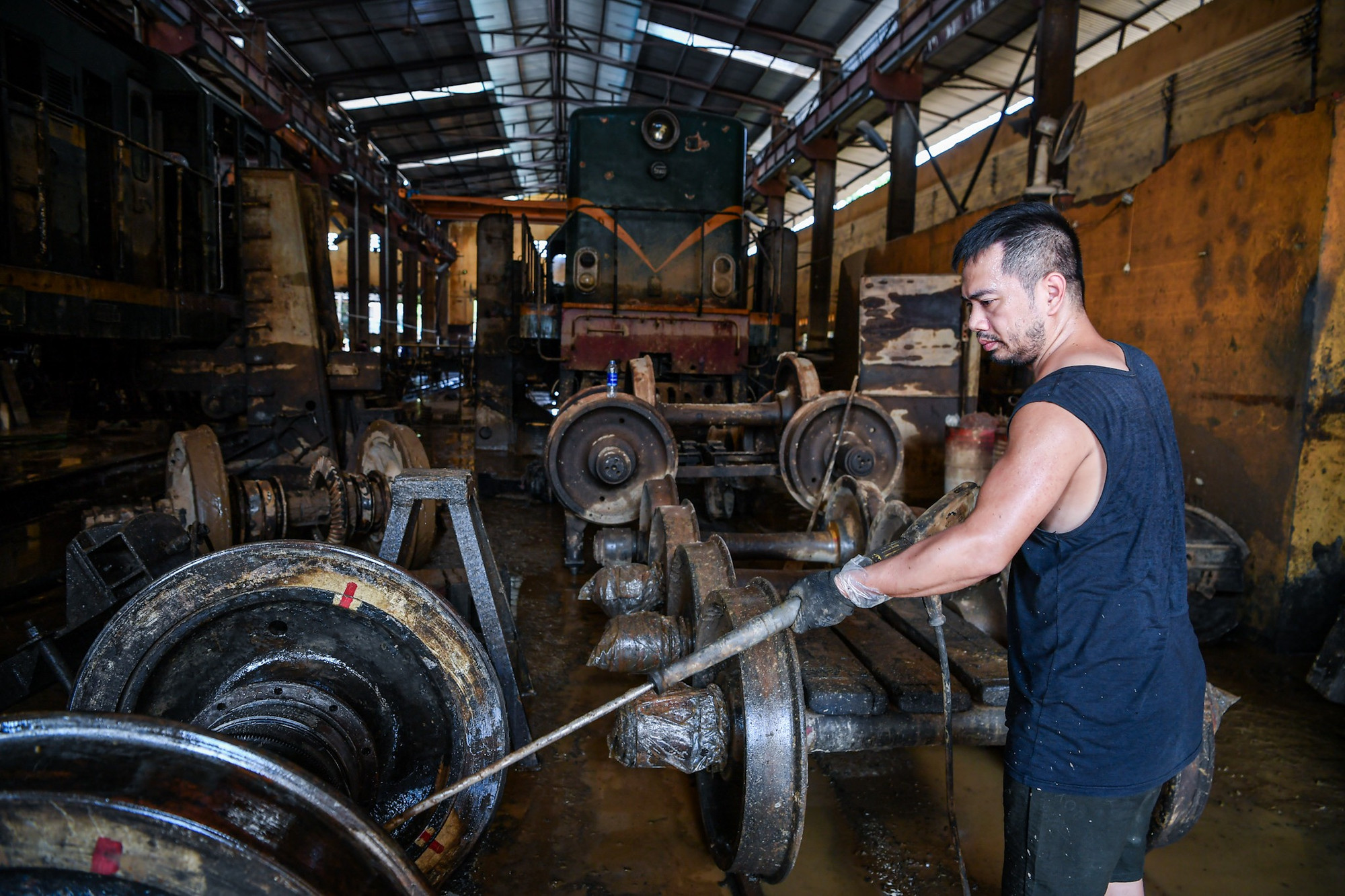 Sau khi lũ rút, 100% cán bộ, công nhân viên được huy động để dọn dẹp, xử lý máy móc hư hỏng.