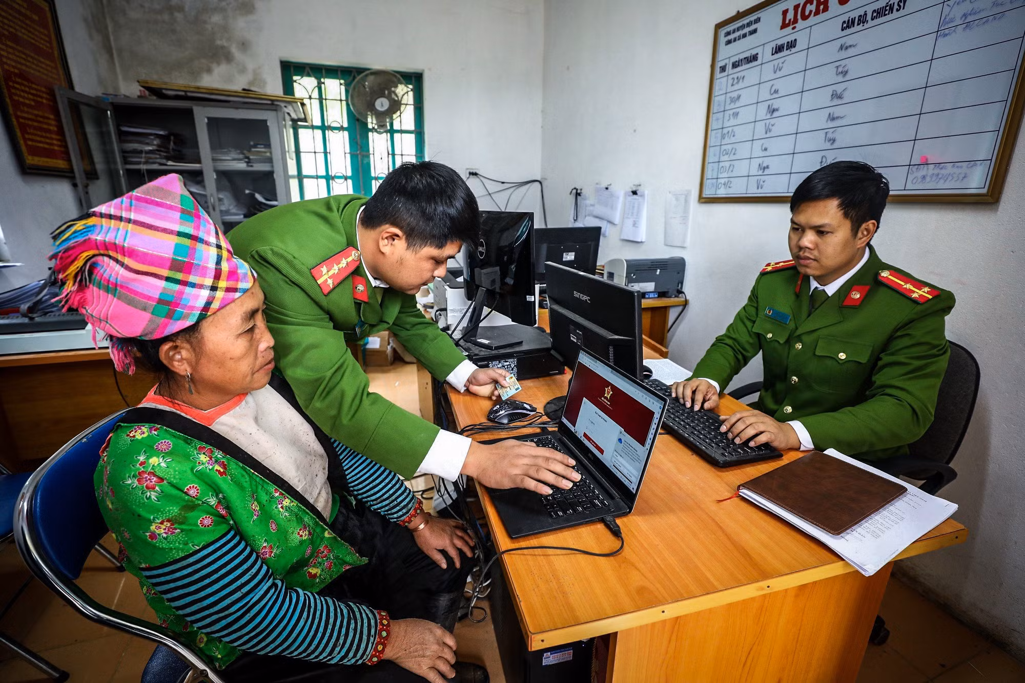 Tận tình phục vụ nhân dân.