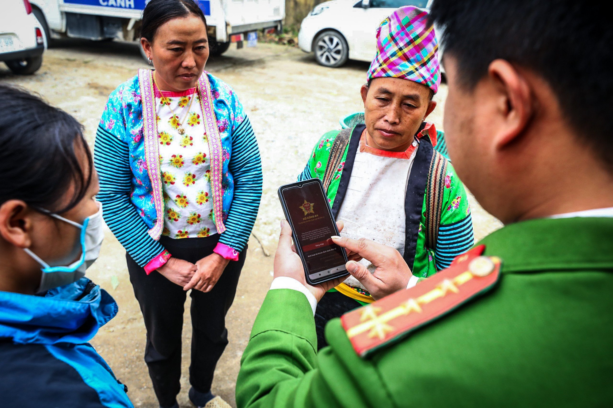 Công an xã Hua Thanh hướng dẫn cài đặt phần mềm VNeID cho nhân dân trên địa bàn.