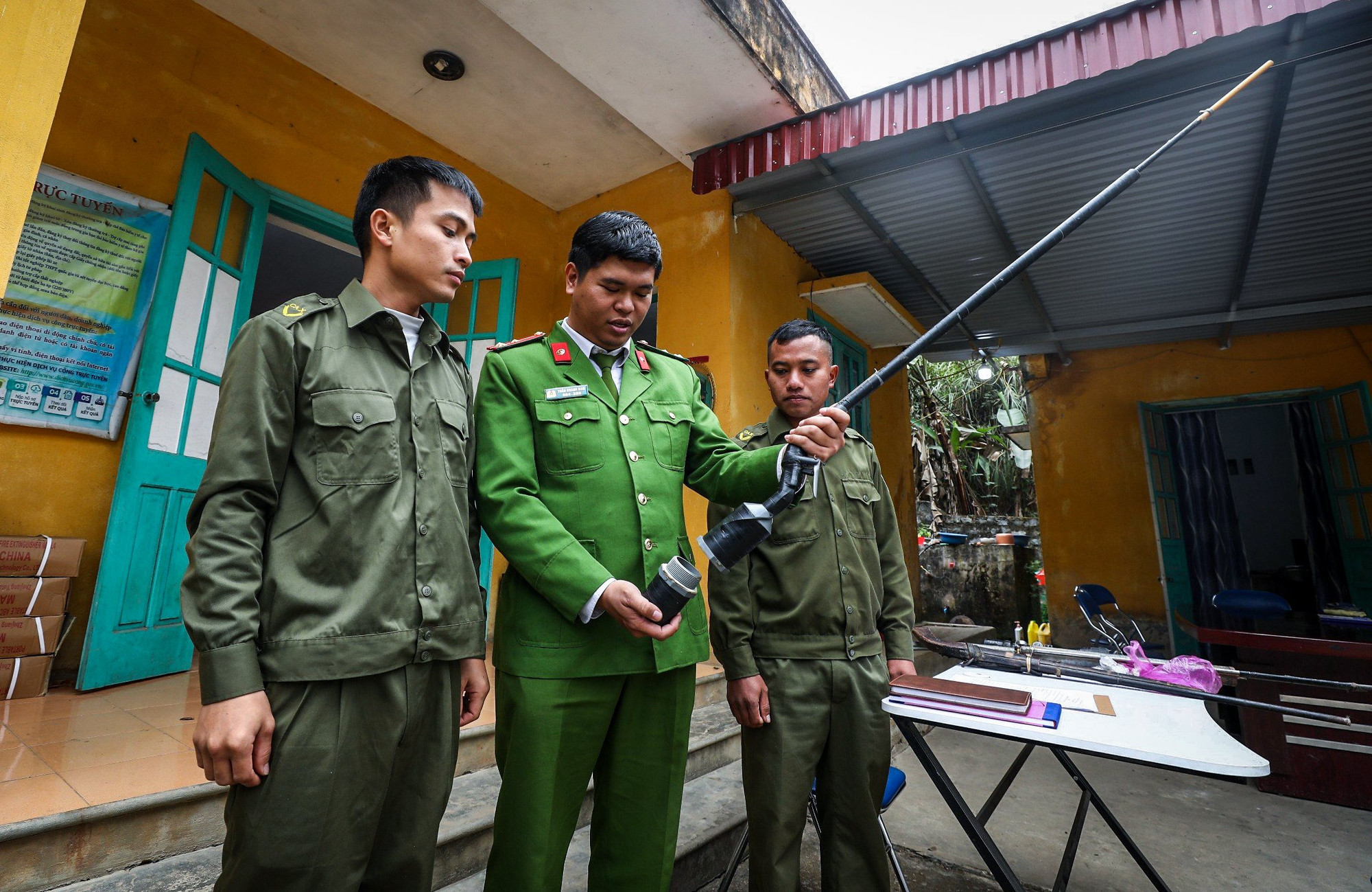 Nhờ đẩy mạnh tuyên truyền, vận động người dân nên công tác thu hồi vũ khí, vật liệu nổ, công cụ hỗ trợ và pháo nổ đã được người dân trên địa bàn xã Hua Thanh hưởng ứng rất tốt.