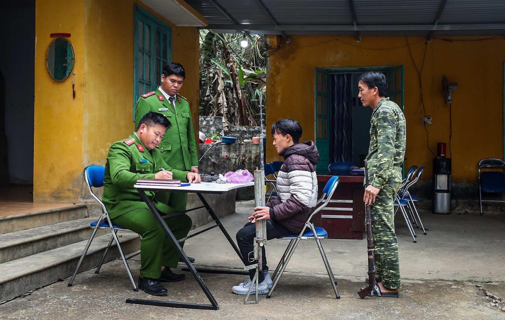 Công an xã Hua Thanh tăng cường tuyên truyền, vận động người dân giao nộp vũ khí, vật liệu nổ, công cụ hỗ trợ và pháo nổ.