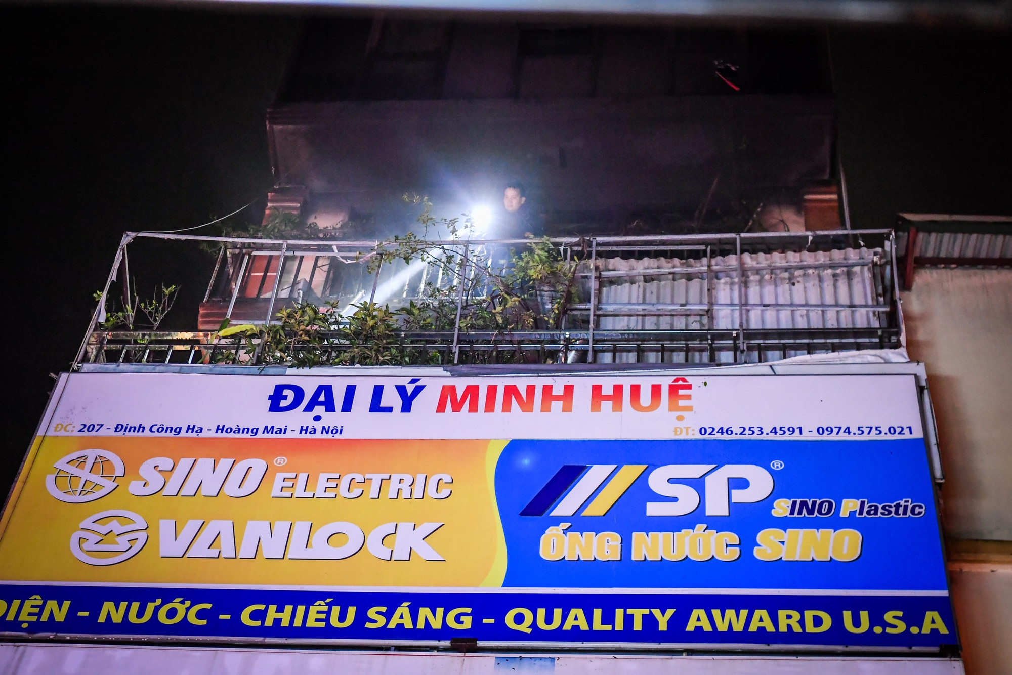 Điểm cháy được xác định bắt nguồn từ tầng 4 của ngôi nhà gồm 6 tầng và 1 tum. Vào thời điểm sự việc xảy ra, bên ngoài trời có mưa lớn. Thế nhưng, lửa vẫn cứ bùng lên, lan nhanh ra các tầng khác. Điểm cháy được xác định bắt nguồn từ tầng 4 của ngôi nhà gồm 6 tầng và 1 tum. Vào thời điểm sự việc xảy ra, bên ngoài trời có mưa lớn. Thế nhưng, lửa vẫn cứ bùng lên, lan nhanh ra các tầng khác.