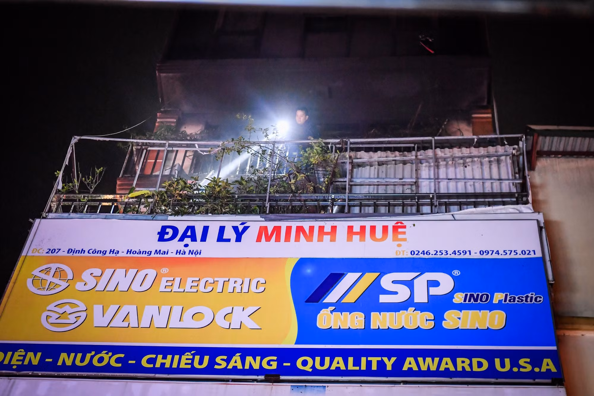 Điểm cháy được xác định bắt nguồn từ tầng 4 của ngôi nhà gồm 6 tầng và 1 tum. Vào thời điểm sự việc xảy ra, bên ngoài trời có mưa lớn. Thế nhưng, lửa vẫn cứ bùng lên, lan nhanh ra các tầng khác.