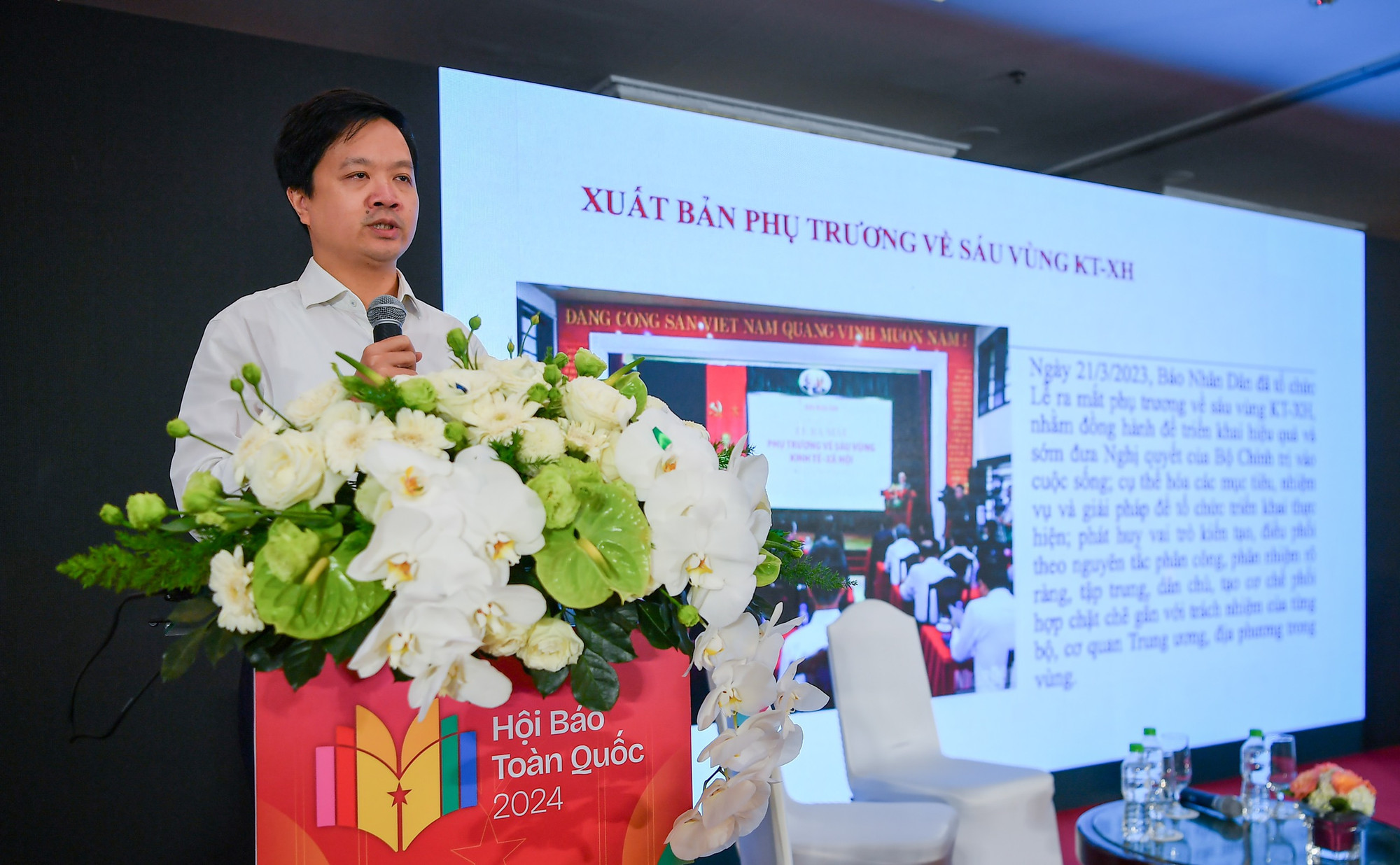 Nhà báo Tạ Quang Dũng, Trưởng Ban Quản lý phóng viên thường trú Báo Nhân Dân trình bày tham luận Báo Nhân Dân tiên phong tuyên truyền Nghị quyết của Bộ Chính trị về phát triển kinh tế-xã hội 6 vùng. Nhà báo Tạ Quang Dũng, Trưởng Ban Quản lý phóng viên thường trú Báo Nhân Dân trình bày tham luận Báo Nhân Dân tiên phong tuyên truyền Nghị quyết của Bộ Chính trị về phát triển kinh tế-xã hội 6 vùng.