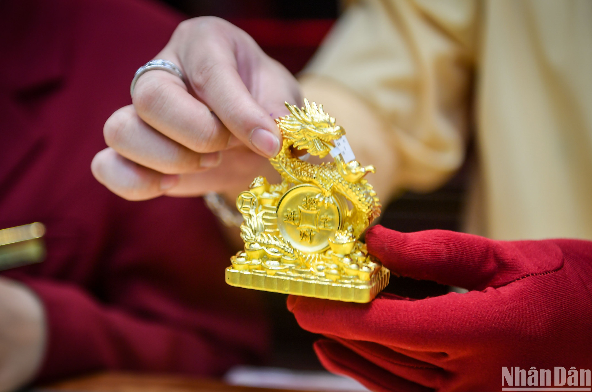 Cận cảnh một sản phẩm trang sức hình linh vật Rồng trong năm Giáp Thìn 2024.