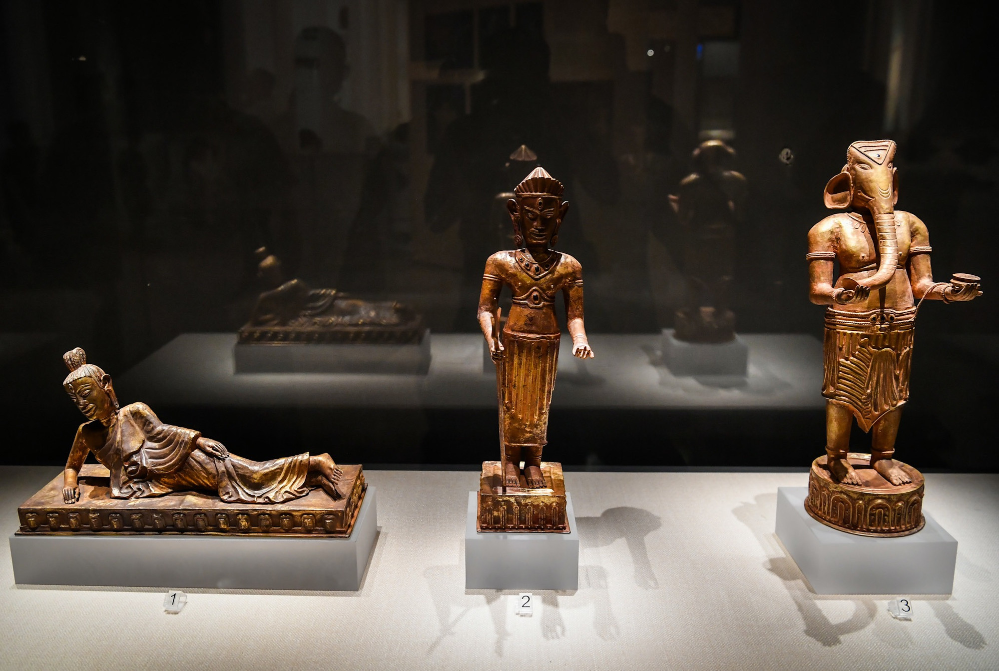 Triển lãm được chia thành 2 phần, giới thiệu "Tượng và linh vật tôn giáo" và "Đồ trang sức và vật dụng mang biểu tượng tôn giáo và quyền uy hoàng tộc".