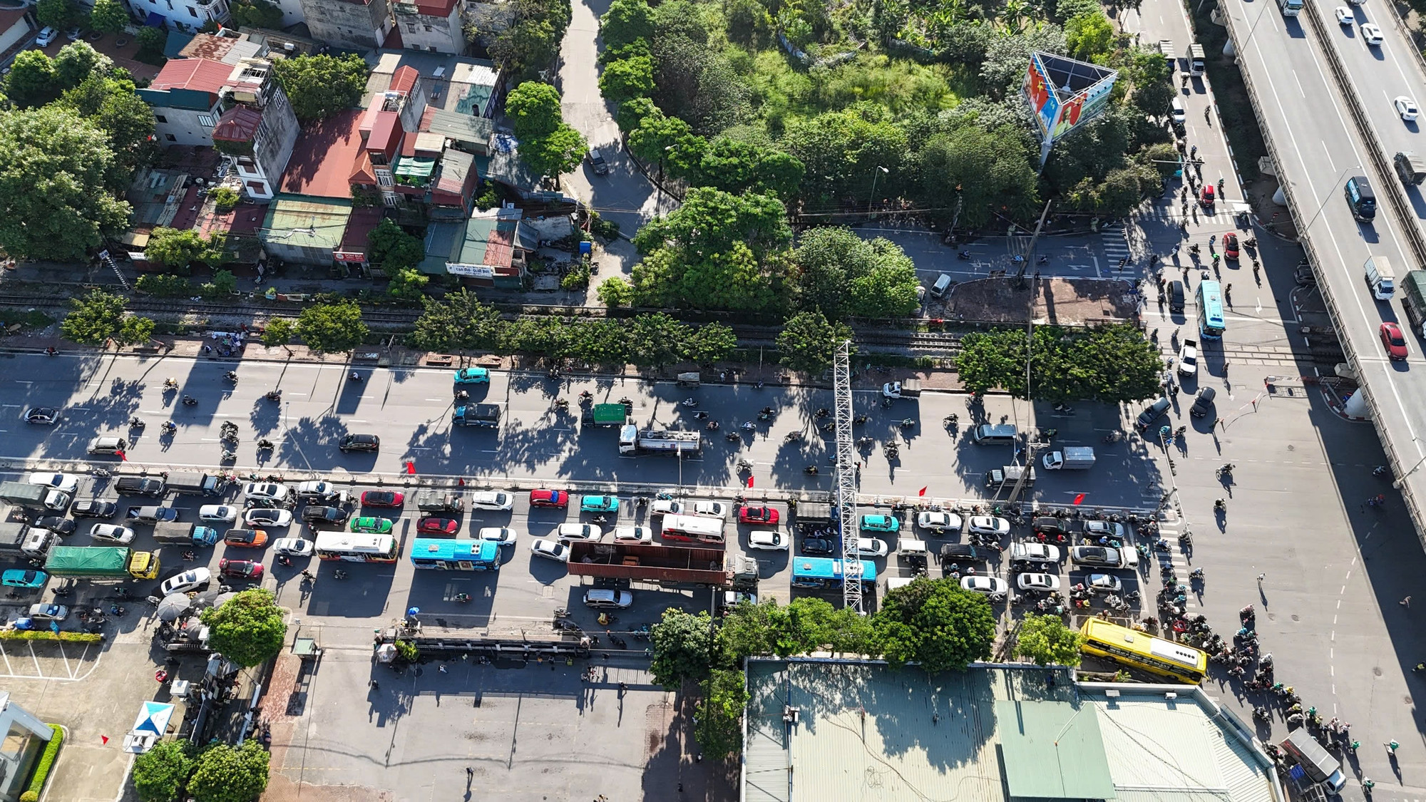 Càng tới gần cuối giờ chiều, lượng người và phương tiện tại các điểm cửa ngõ càng đông đúc hơn. Càng tới gần cuối giờ chiều, lượng người và phương tiện tại các điểm cửa ngõ càng đông đúc hơn.