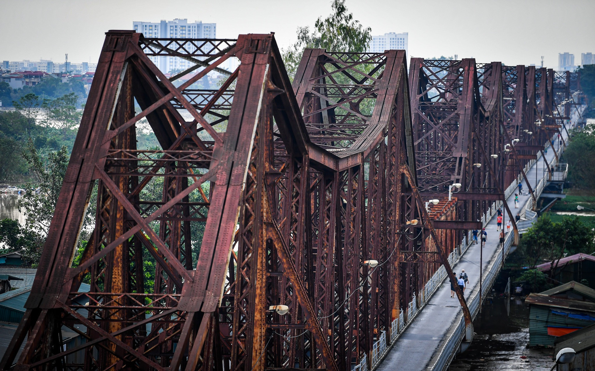 [Ảnh] Bất chấp lệnh cấm, người dân vẫn lên cầu Long Biên... dạo mát ảnh 17