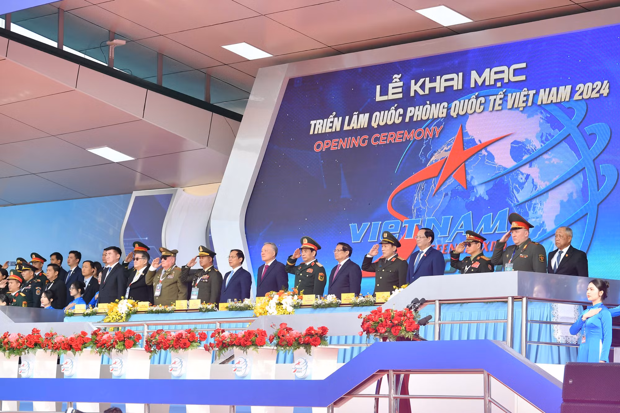 Các đồng chí lãnh đạo Đảng, Nhà nước và các đại biểu thực hiện nghi lễ chào cờ tại Lễ khai mạc.