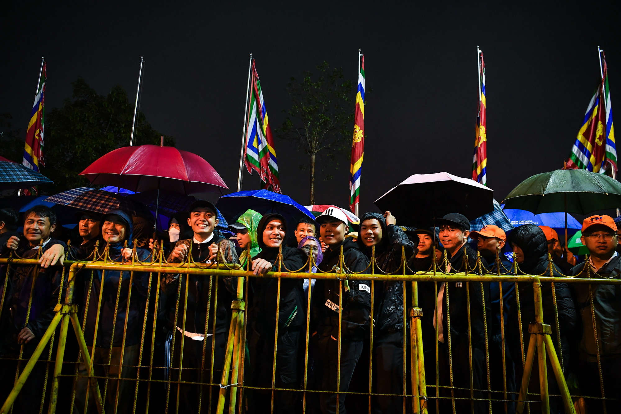 Phía bên ngoài đền Trần, lượng người dân, du khách thập phương đổ về đền Trần càng lúc càng đông. Do không được vào bên trong đền, nhiều người đứng bên ngoài chờ đợi.