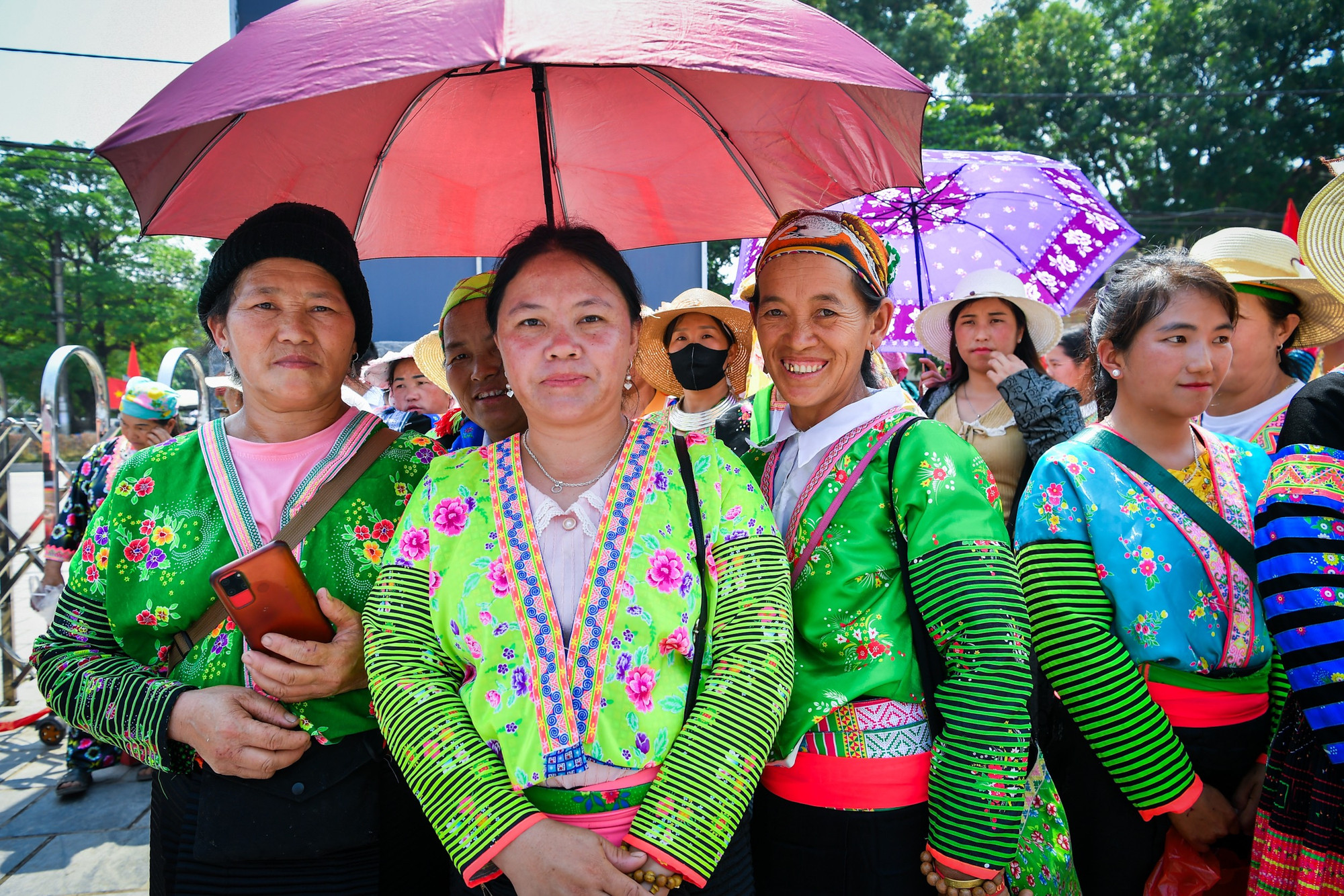 Phía cổng, nhiều bà con các dân tộc anh em tỉnh Điện Biên cũng có mặt để đợi tới lượt vào Bảo tàng.