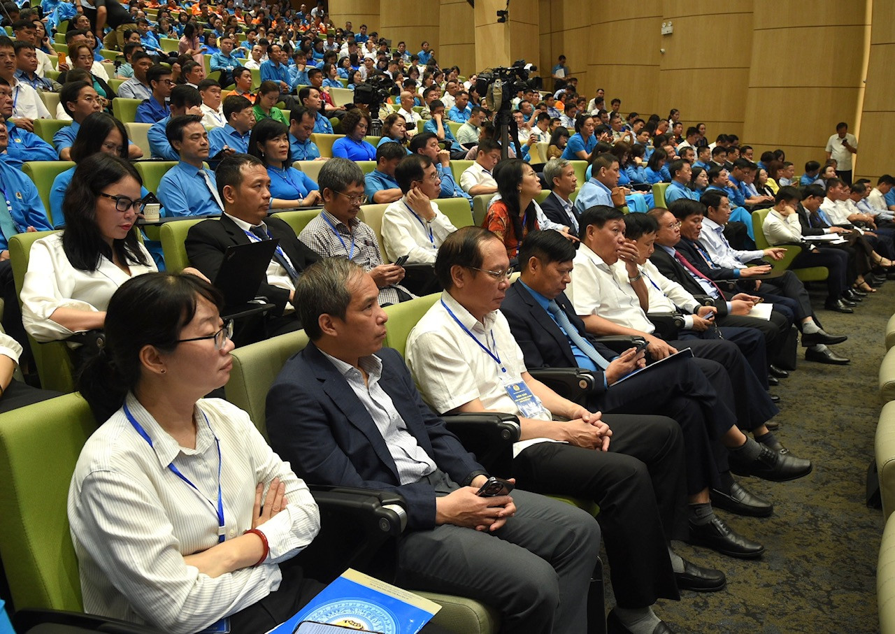 Dự Diễn đàn có 450 cán bộ, đoàn viên công đoàn, công chức, viên chức, trong đó có 95 công nhân lao động tiêu biểu về sức sáng tạo, năng suất cao được lựa chọn từ các ngành, địa phương, đơn vị trong cả nước.