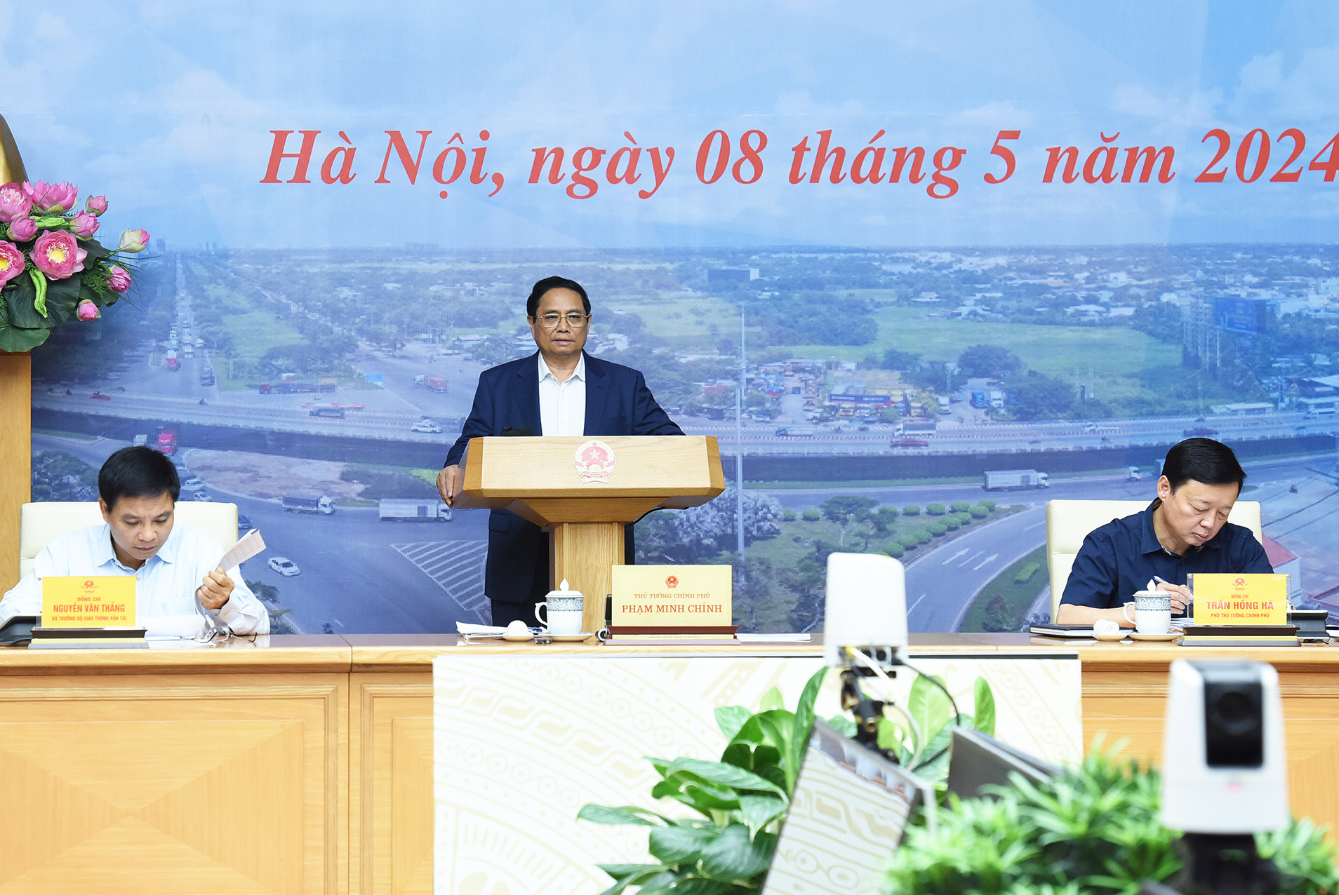 Thủ tướng Phạm Minh Chính yêu cầu các bộ, ngành phải lập ngay tổ công tác xuống làm việc với các địa phương khi có các vướng mắc để giải quyết ngay. Thủ tướng Phạm Minh Chính yêu cầu các bộ, ngành phải lập ngay tổ công tác xuống làm việc với các địa phương khi có các vướng mắc để giải quyết ngay.