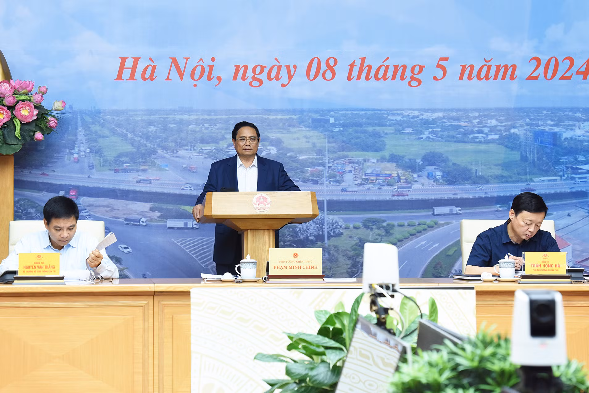 Thủ tướng Phạm Minh Chính yêu cầu các bộ, ngành phải lập ngay tổ công tác xuống làm việc với các địa phương khi có các vướng mắc để giải quyết ngay.