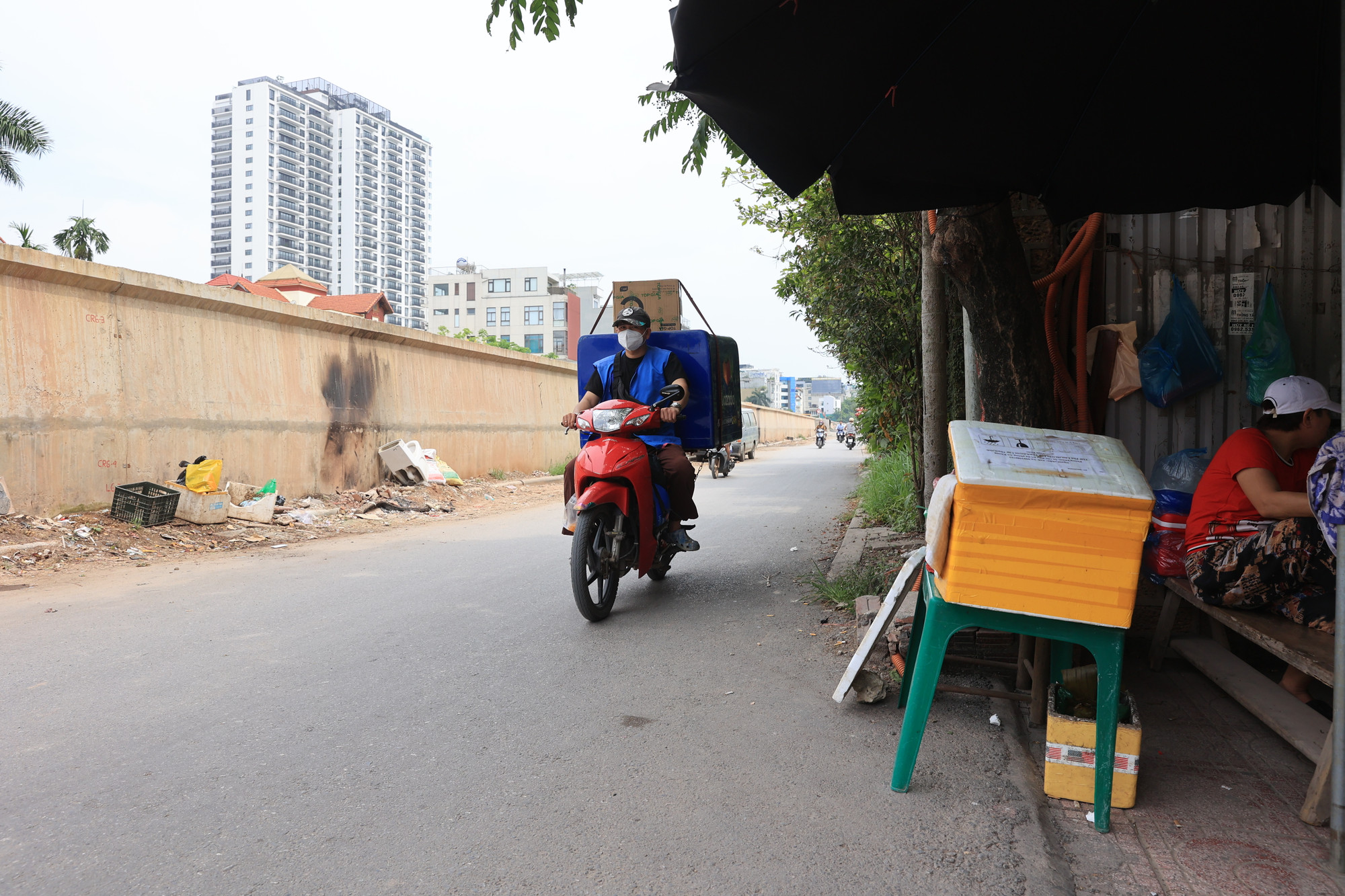Người dân sinh sống ở khu vực này rất mong dự án sớm hoàn thiện và đưa vào hoạt động sau 4 năm sống trong cảnh bụi bặm... Người dân sinh sống ở khu vực này rất mong dự án sớm hoàn thiện và đưa vào hoạt động sau 4 năm sống trong cảnh bụi bặm...