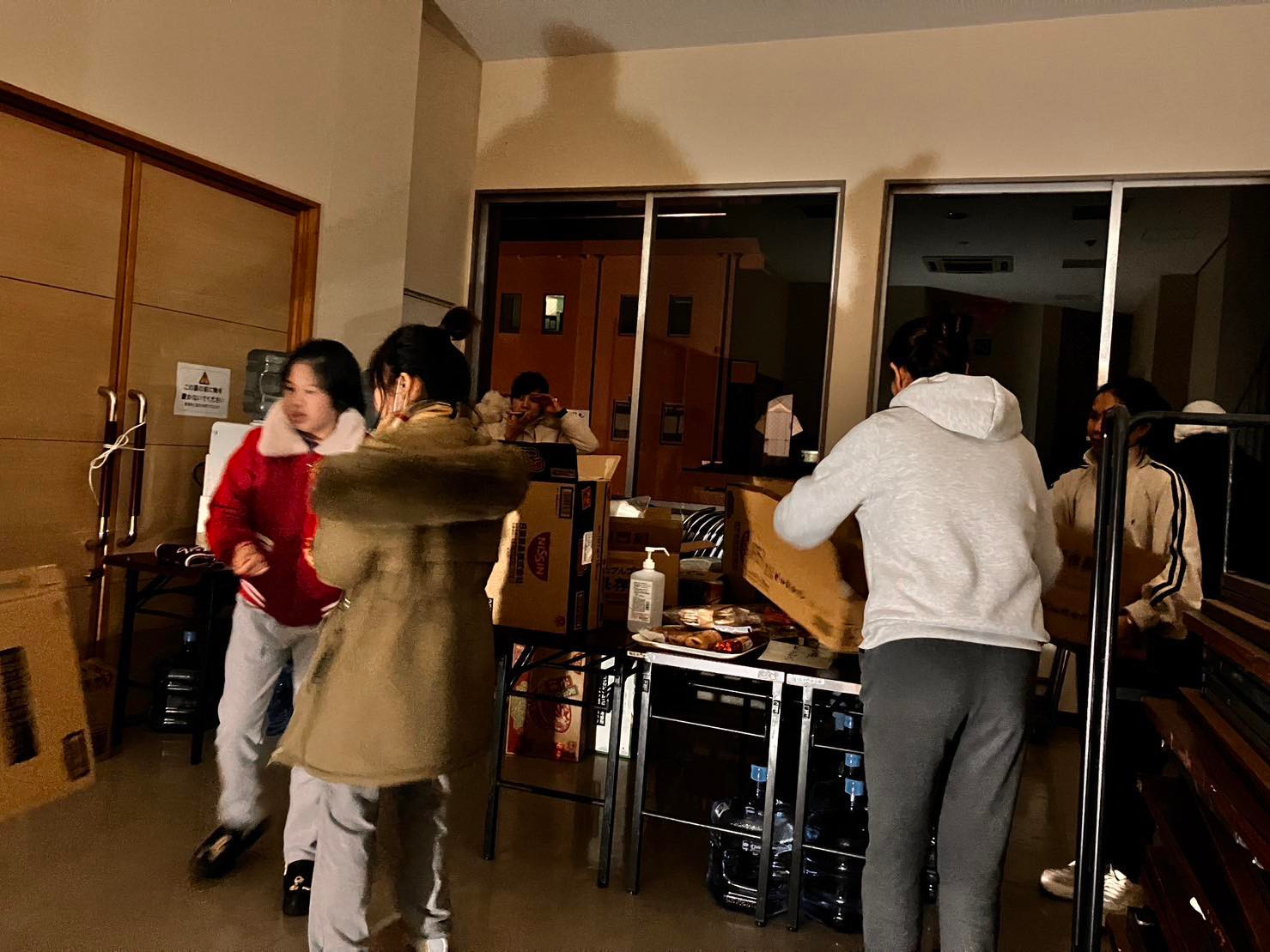 3 trong số 7 nữ thực tập sinh người Việt Nam mất liên lạc được đoàn cứu trợ tại thị trấn Wajama ngày 5/1.