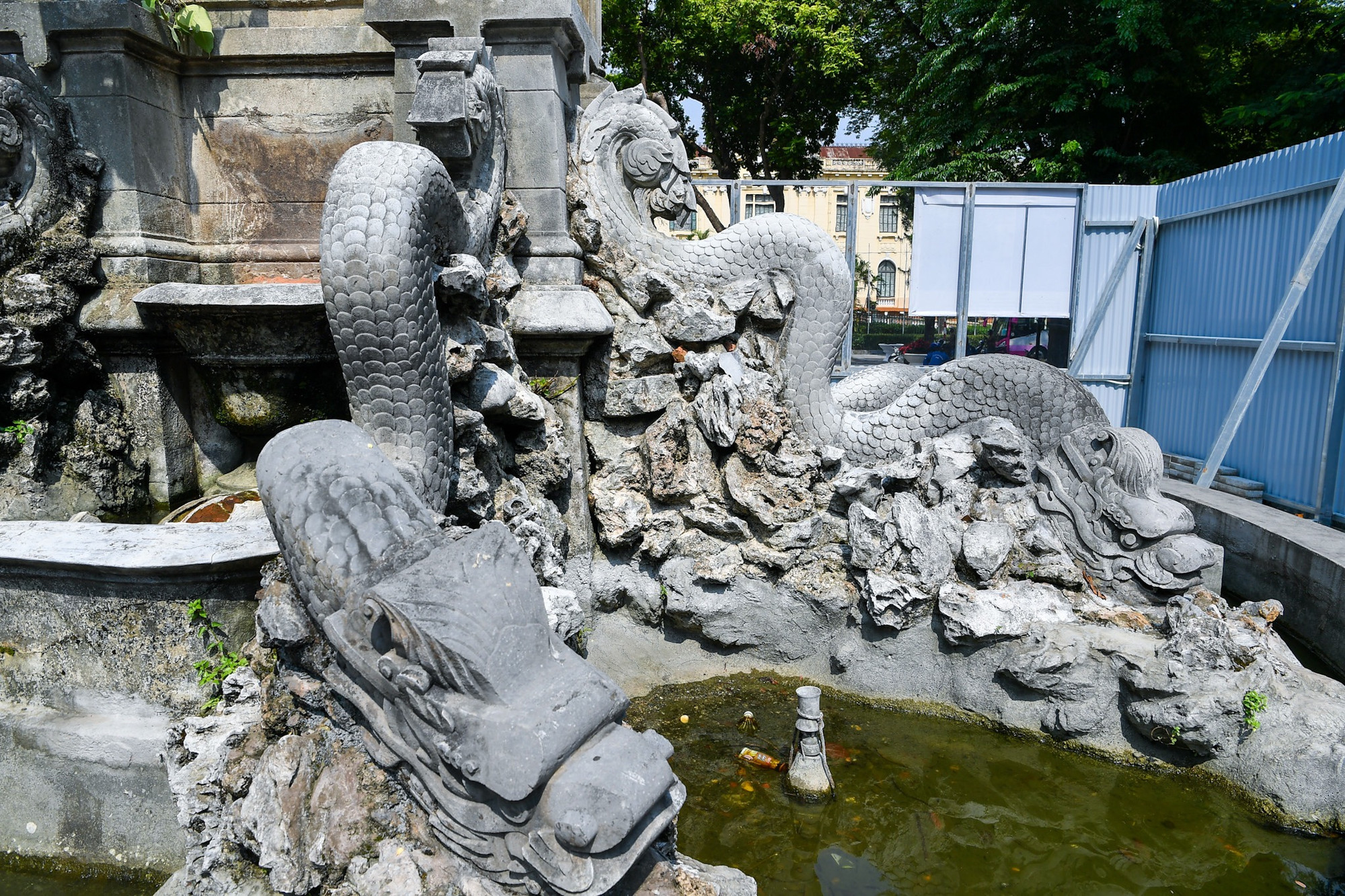 Phía chân tháp nước là tượng 8 con rồng tỏa ra theo nhiều hướng, biểu tượng cho sự uy nghiêm, may mắn, thịnh vượng. Đây cũng là nét kiến trúc mang đậm sắc màu văn hóa của phương Đông.