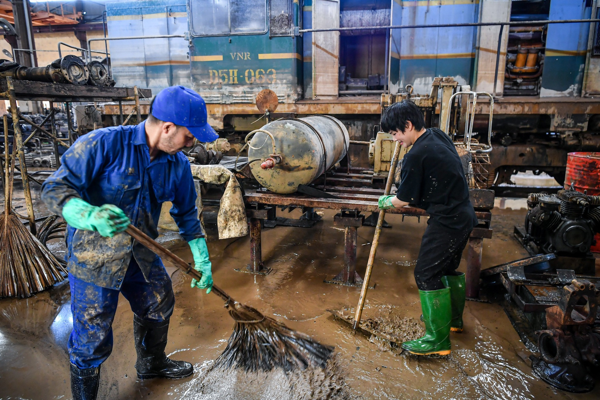 Trong khi đó, tại Xí nghiệp đầu máy xe lửa Hà Nội chi nhánh Yên Bái, đợt ngập lụt vừa qua cũng khiến nhiều thiết bị ngập sâu trong nước.