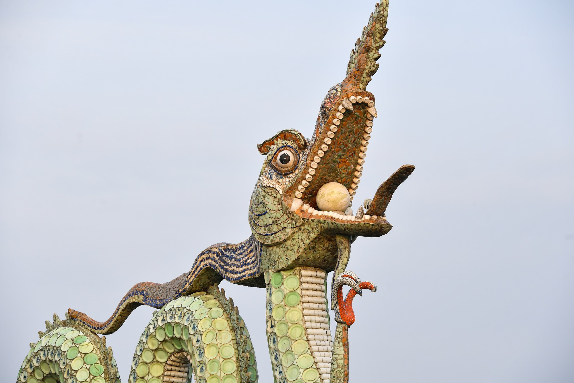 Miệng mỗi con rồng đều ngậm viên ngọc lớn. Đây là loại đá quý giá, nặng tới 57kg/viên.