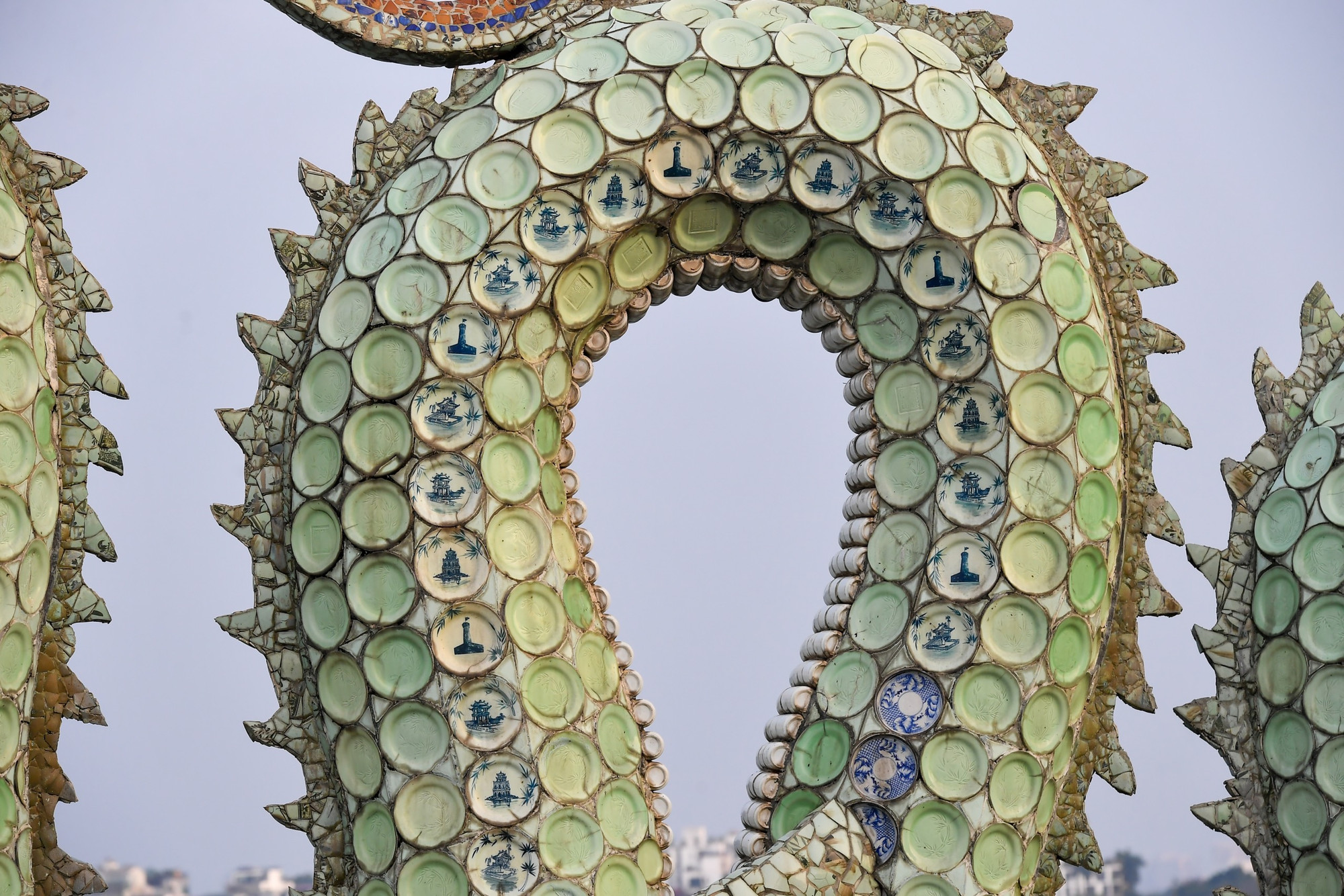 Không chỉ vậy, các chi tiết gốm sứ đều được khắc họa tiết hoa văn là những địa danh văn hóa nổi tiếng của Thủ đô vô cùng tinh xảo, tỉ mỉ. Bằng mắt thường có thể nhận ra các địa điểm như chùa Một Cột, Tháp Rùa, Cột cờ Hà Nội... được vẽ tinh tế trên các đĩa sứ được sắp xếp dọc theo thân rồng.