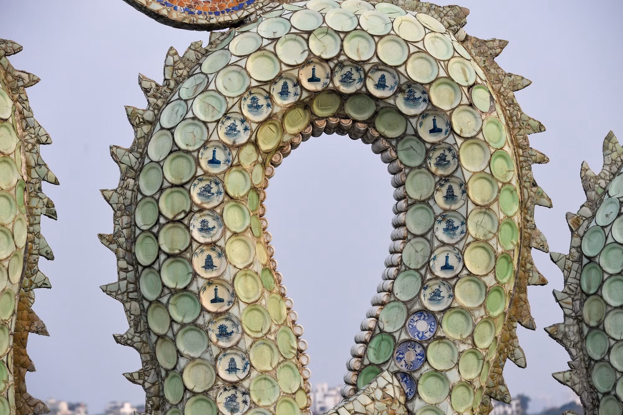 Không chỉ vậy, các chi tiết gốm sứ đều được khắc họa tiết hoa văn là những địa danh văn hóa nổi tiếng của Thủ đô vô cùng tinh xảo, tỉ mỉ. Bằng mắt thường có thể nhận ra các địa điểm như chùa Một Cột, Tháp Rùa, Cột cờ Hà Nội... được vẽ tinh tế trên các đĩa sứ được sắp xếp dọc theo thân rồng.