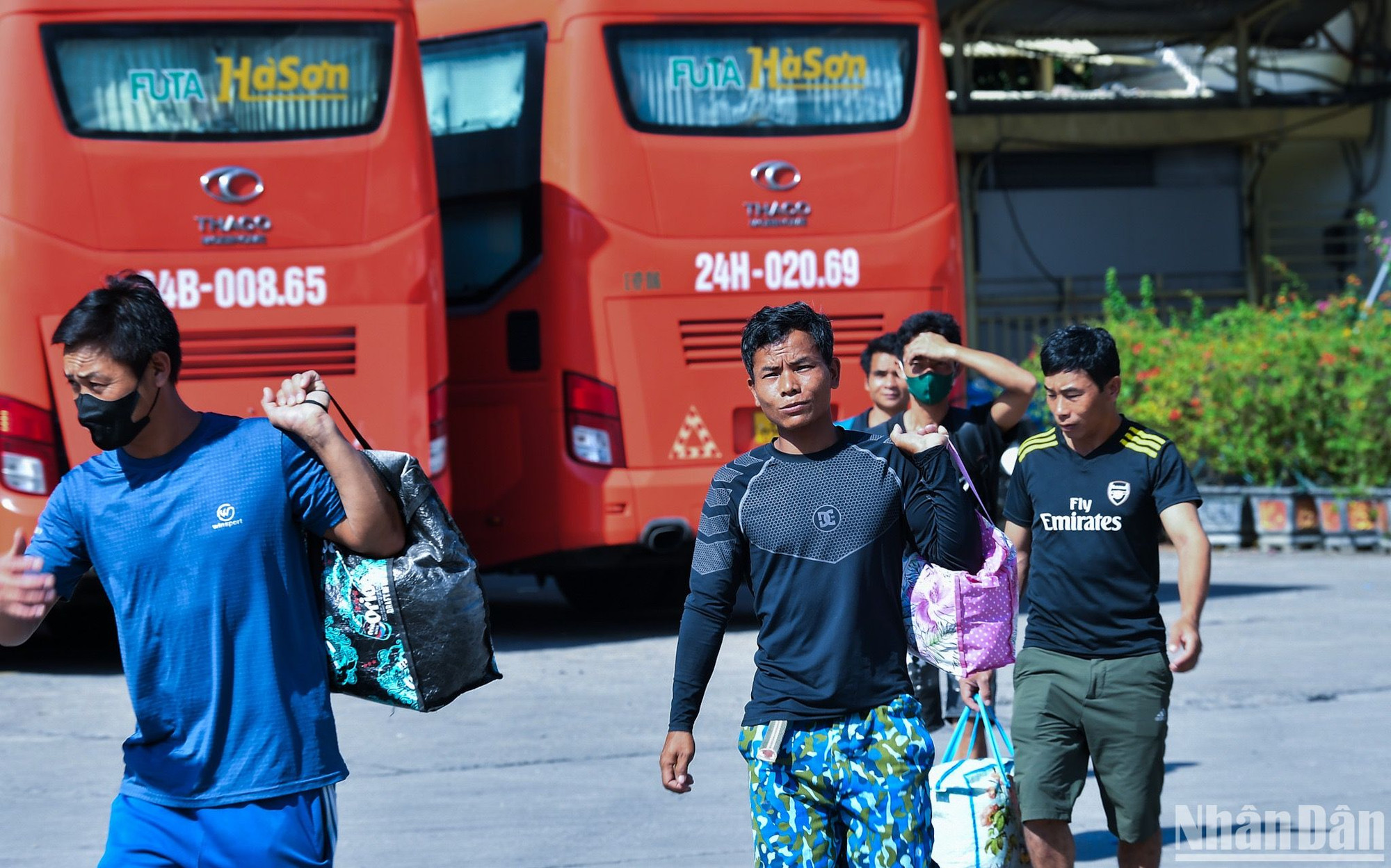 Hành khách lỉnh kỉnh đồ đạc chuẩn bị rời Thủ đô tại bến xe Mỹ Đình. Hành khách lỉnh kỉnh đồ đạc chuẩn bị rời Thủ đô tại bến xe Mỹ Đình.