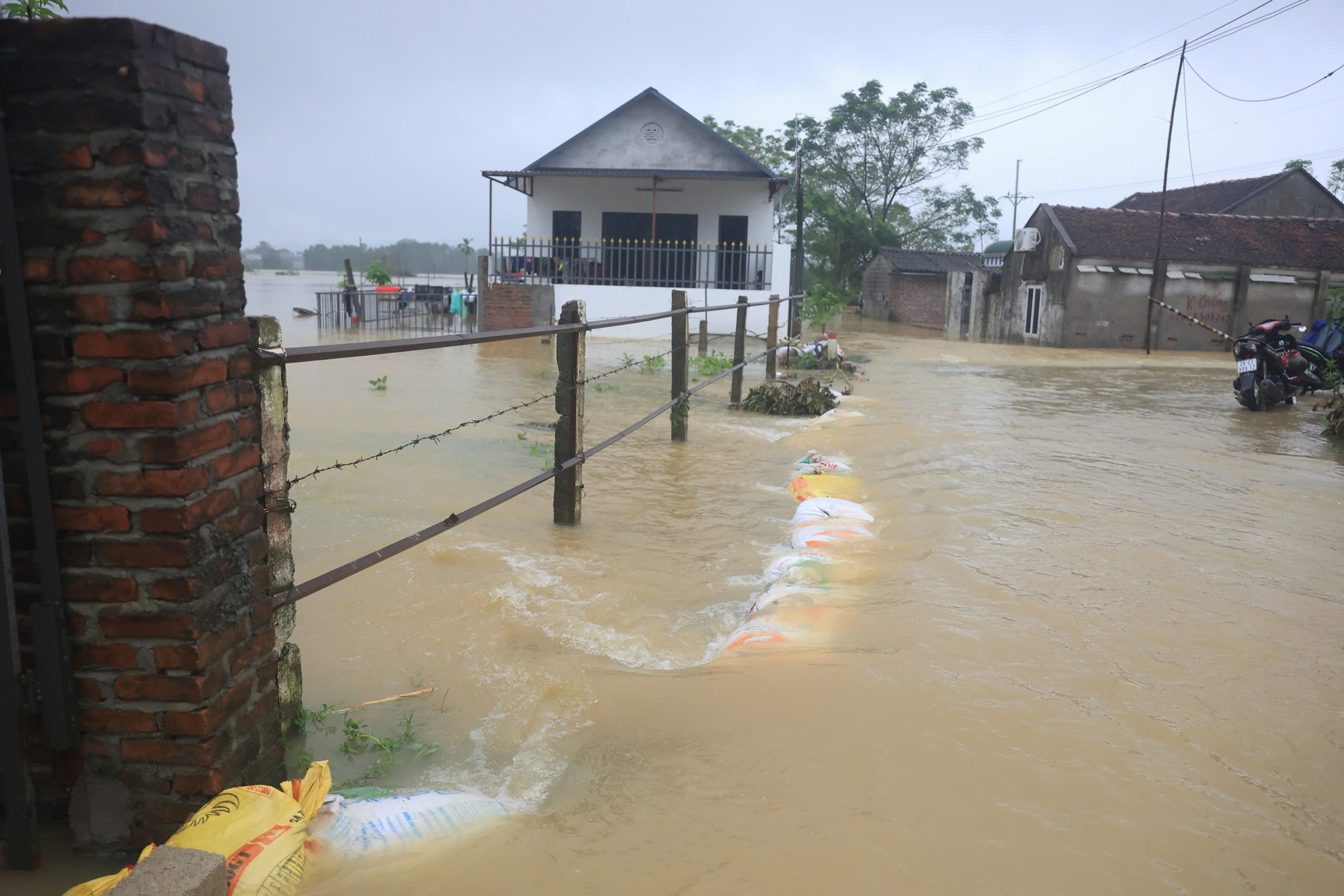 Tới cuối buổi sáng, nước sông lên cao tràn qua đê đã khiến những "con đập" dân tự đắp không còn nhiều tác dụng.