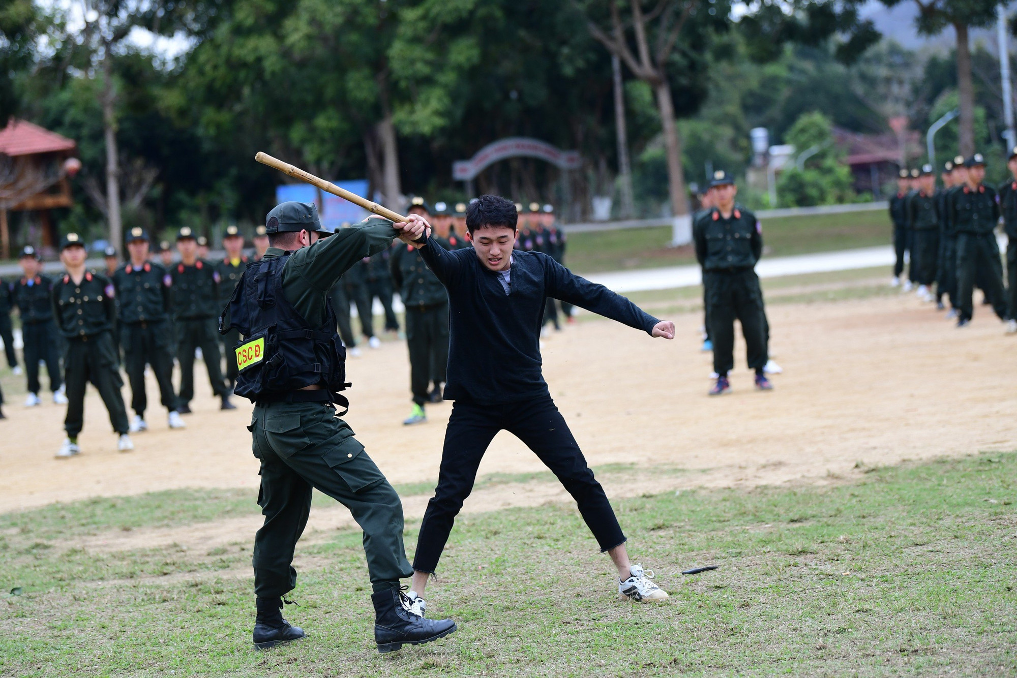 Khống chế đối tượng dùng gậy chống lại lực lượng chức năng.