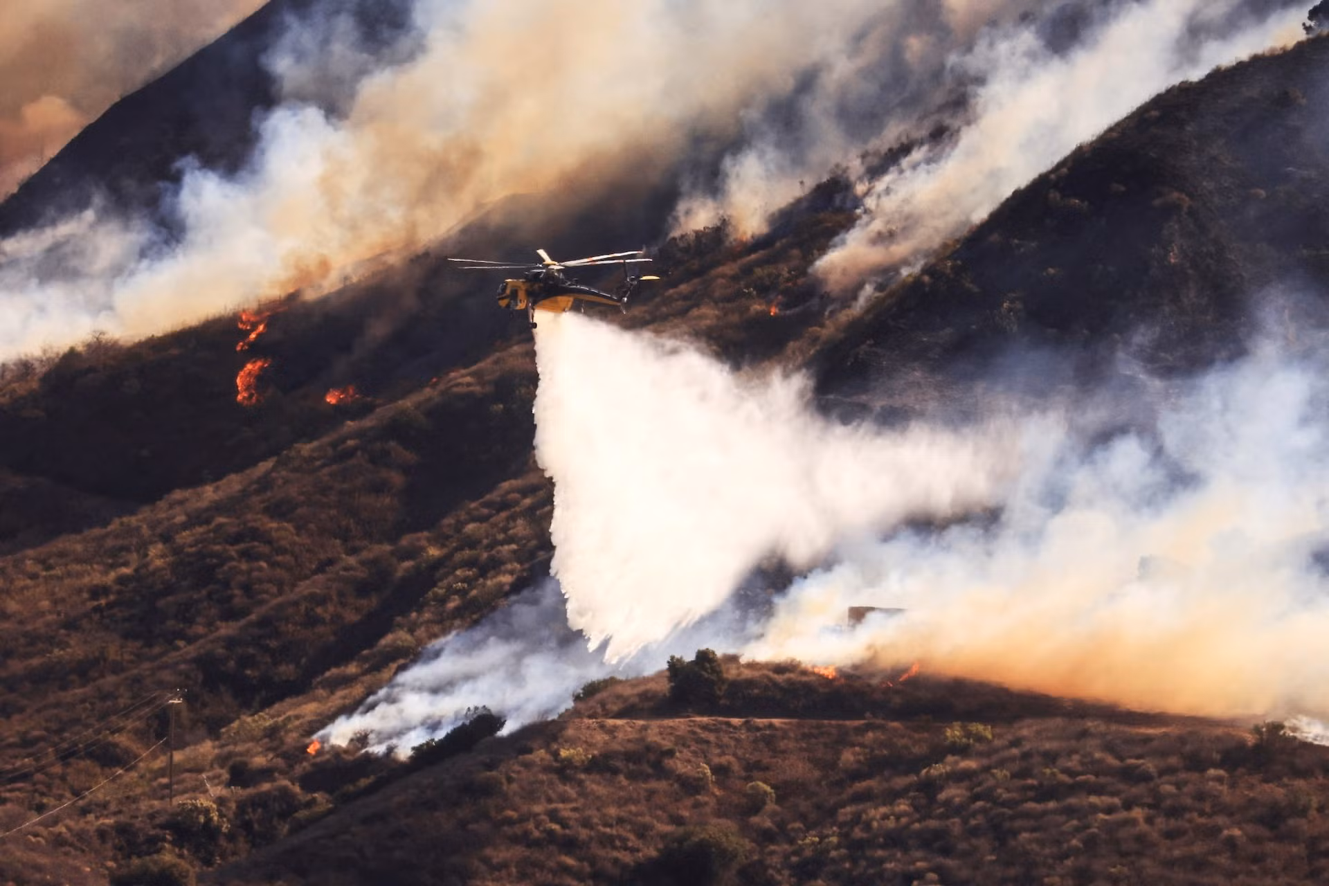 Lực lượng cứu hỏa đã phải dùng trực thăng phun nước để hạn chế các đám cháy rừng. Lực lượng cứu hỏa đã phải dùng trực thăng phun nước để hạn chế các đám cháy rừng.
