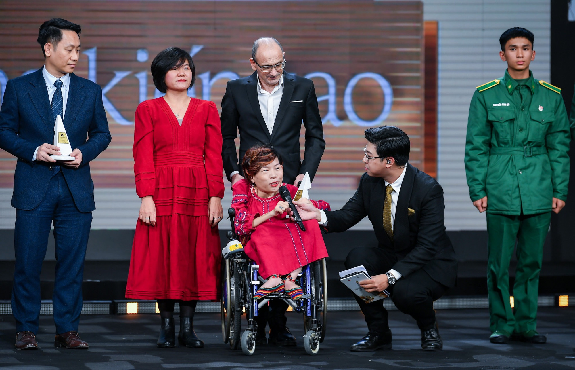 Đại diện dự án IT Hòa nhập toàn diện cho Người Yếu Thế chia sẻ tại lễ trao giải.