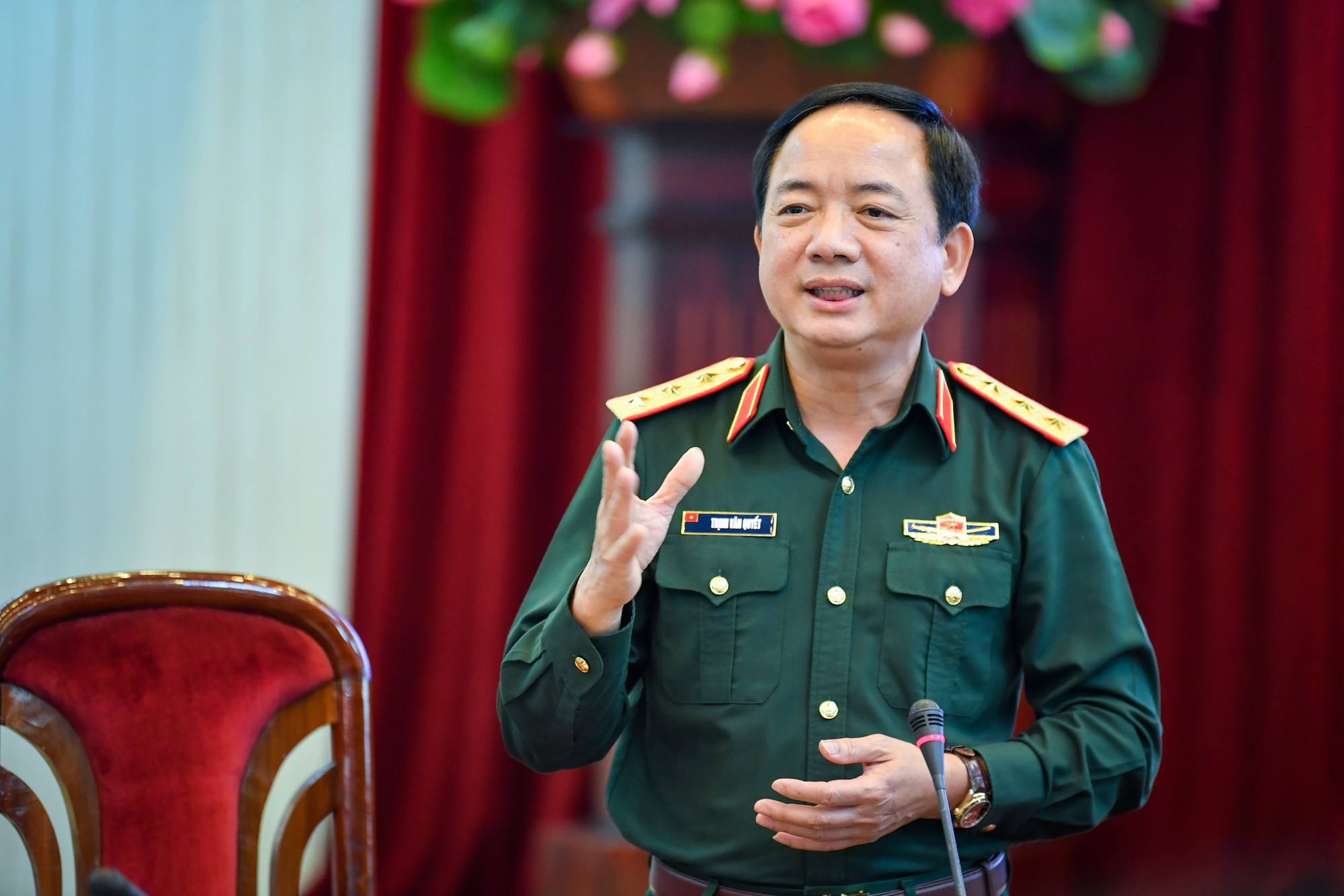 Thượng tướng Trịnh Văn Quyết, Phó Chủ nhiệm Tổng cục Chính trị Quân đội nhân dân Việt Nam trao đổi với báo chí tại sự kiện.