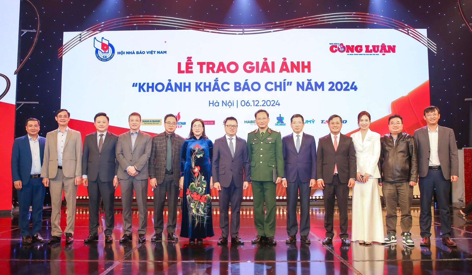 Các đại biểu chụp ảnh lưu niệm tại Lễ trao giải.