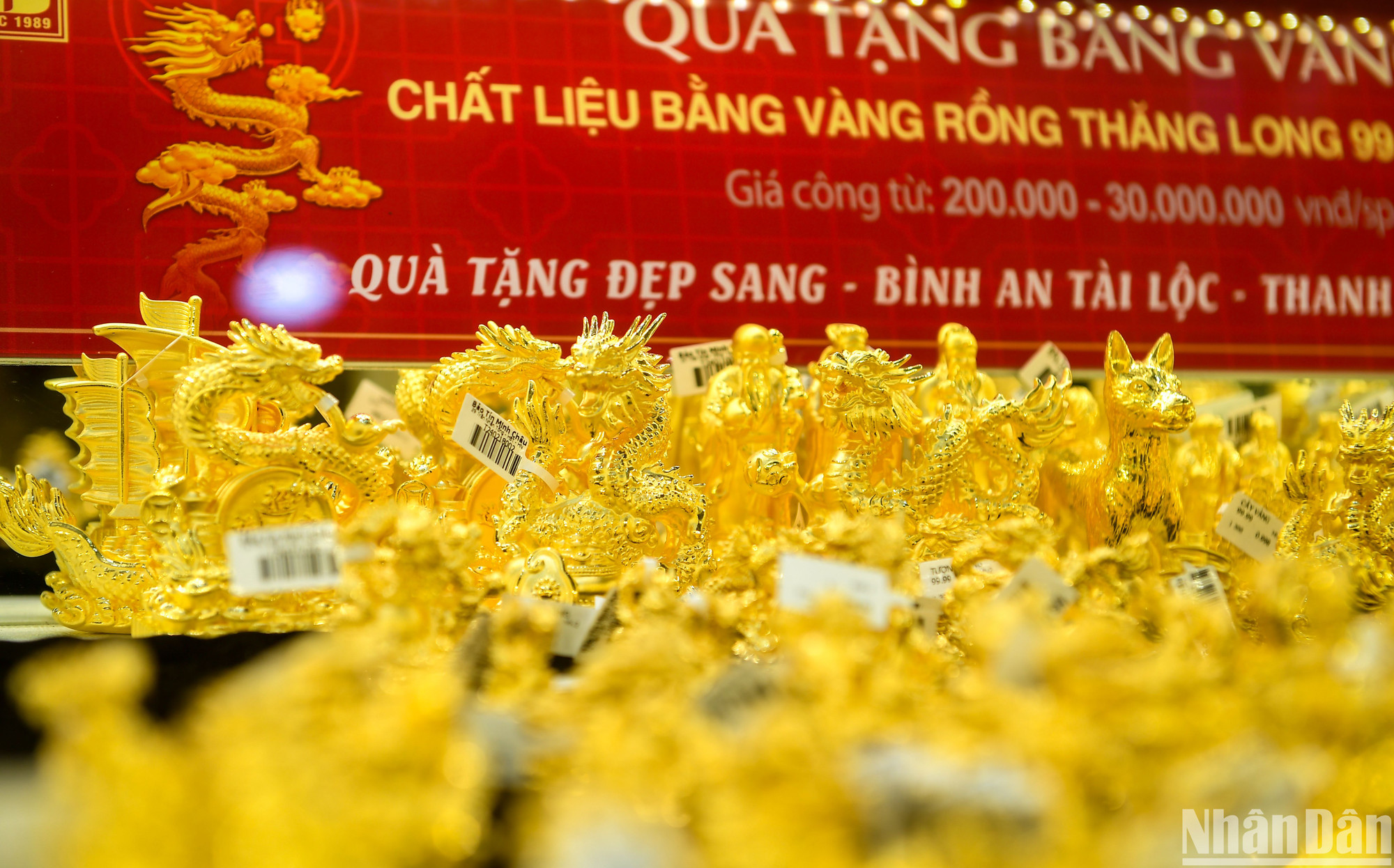 Cận cảnh một sản phẩm trang sức hình linh vật Rồng trong năm Giáp Thìn 2024.