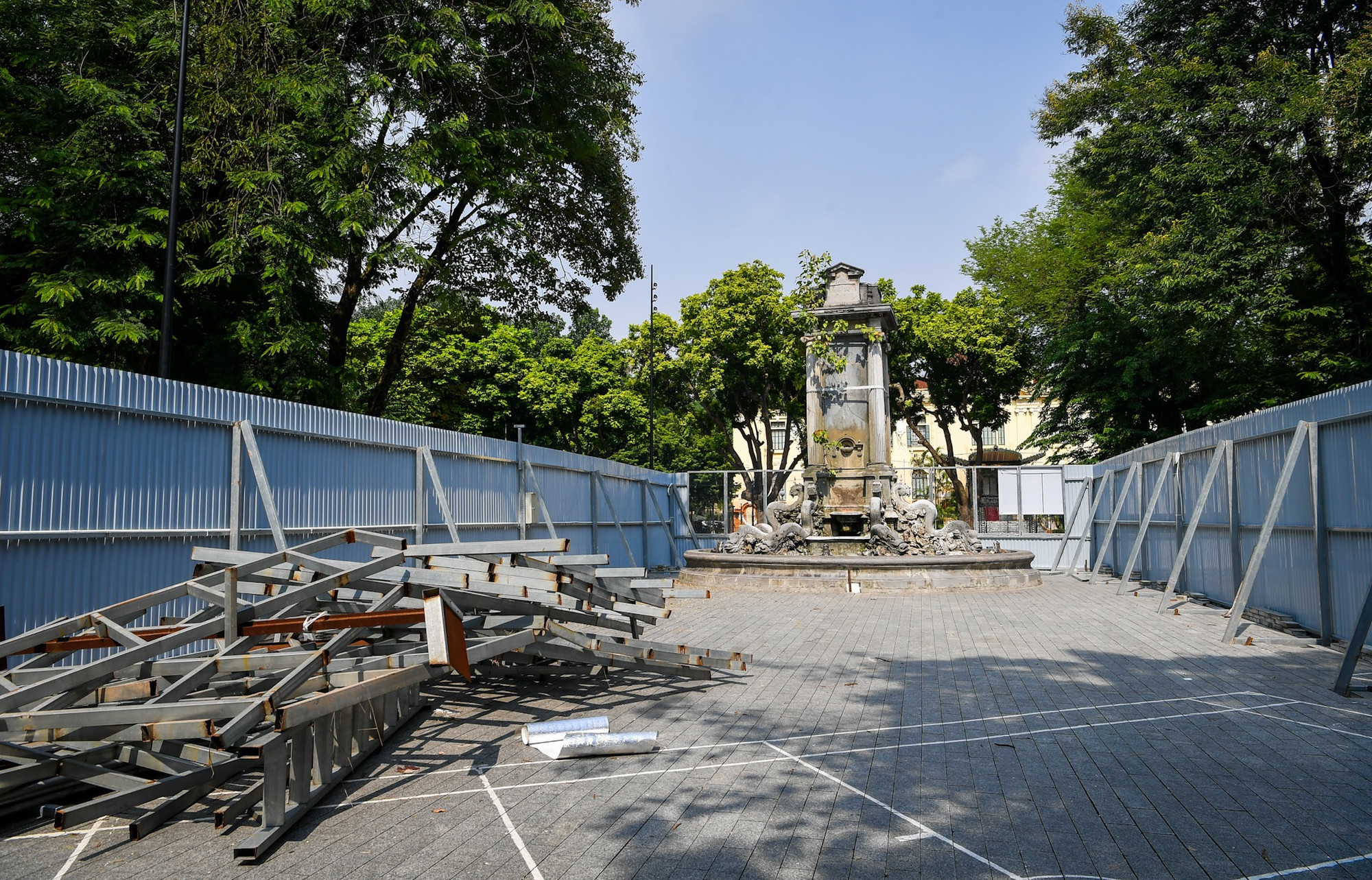 Thời gian tới đây, đơn vị thi công sẽ cải tạo hệ thống cấp thoát nước, đài phun nước; bố trí hệ thống chiếu sáng; hạ giải toàn bộ cấu kiện đá, vệ sinh và sửa chữa lại những phần nứt vỡ theo yêu cầu kỹ thuật; thay kết cấu gạch bên trong bằng bêtông cốt thép, sau đó lắp ghép các thành phần đã hạ giải theo đúng vị trí ban đầu.