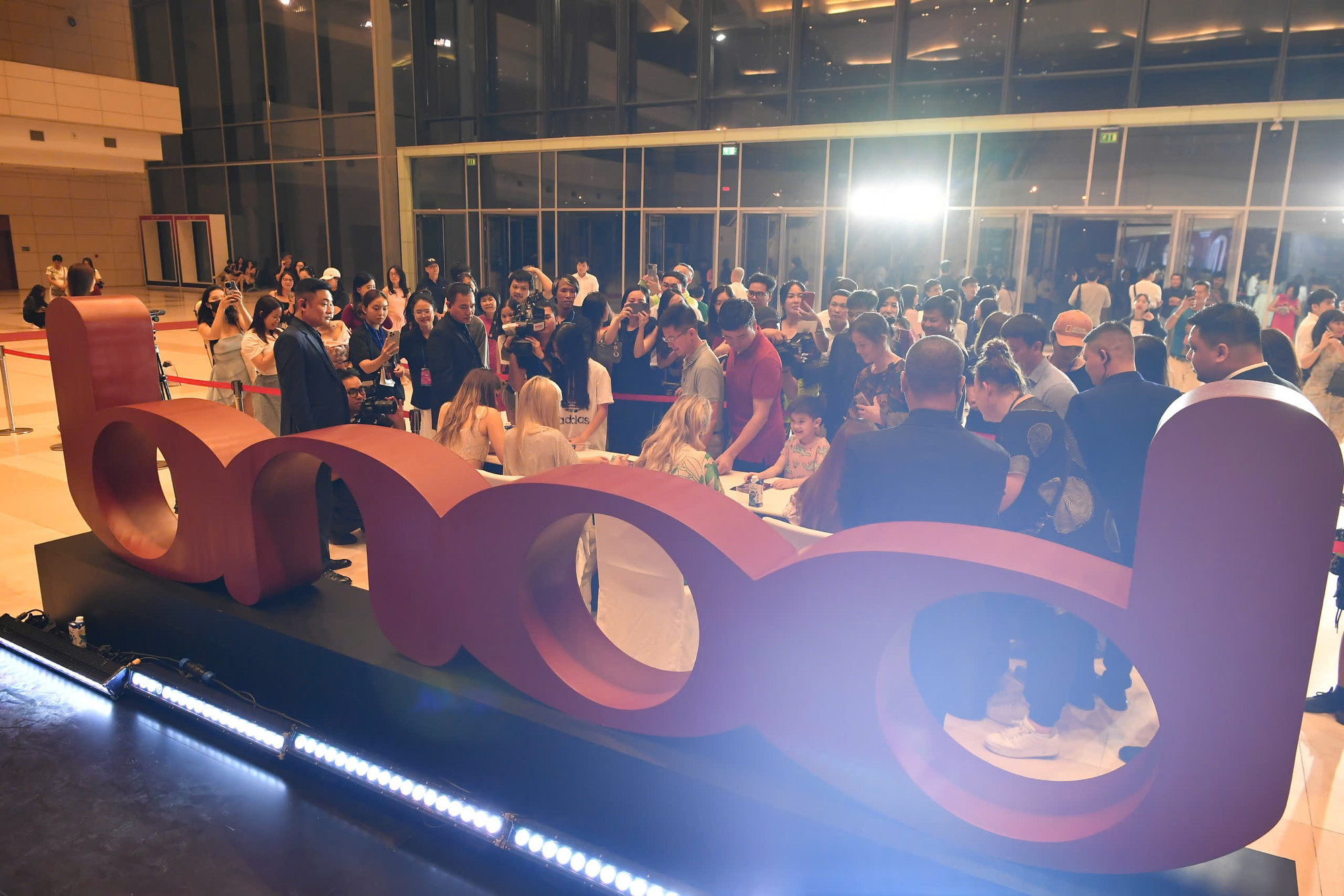 [Ảnh] Hàng trăm khán giả đợi tứ tấu đàn dây Bond ký tặng tới khuya ảnh 4