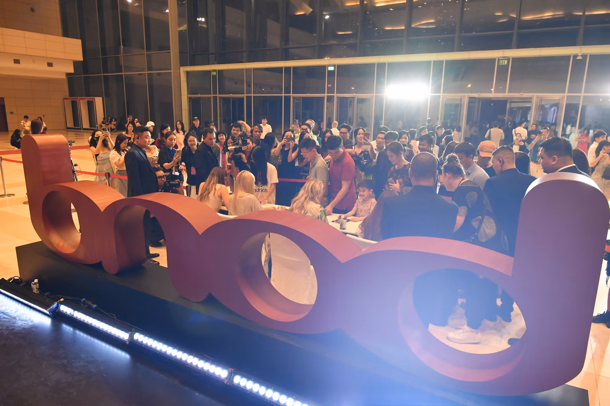 [Ảnh] Hàng trăm khán giả đợi tứ tấu đàn dây Bond ký tặng tới khuya ảnh 4