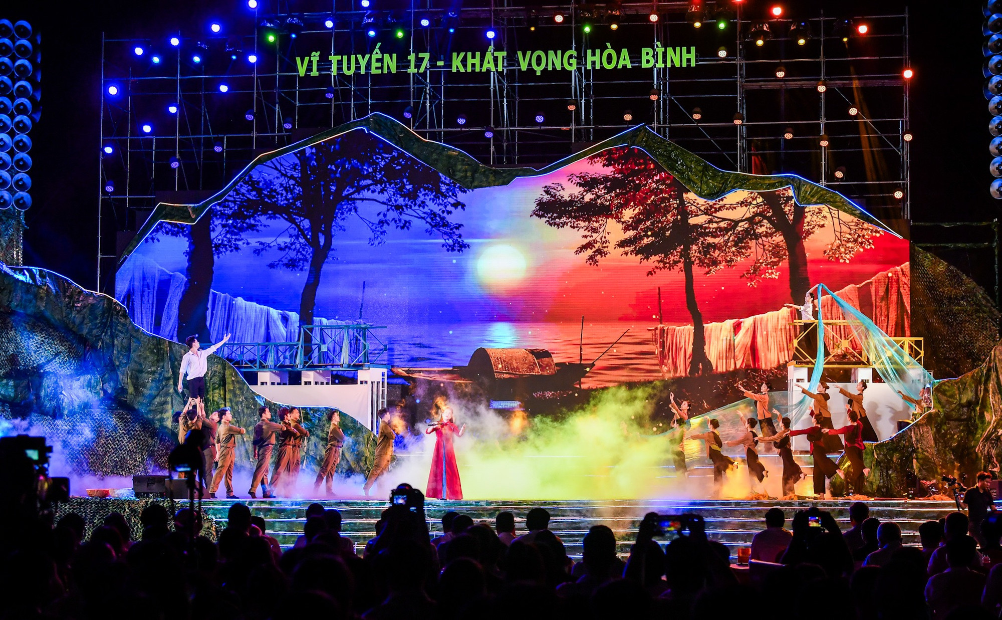 Sân khấu được thiết kế hiện đại với nhiều không gian mở đã tạo nên ấn tượng mạnh cho người xem.