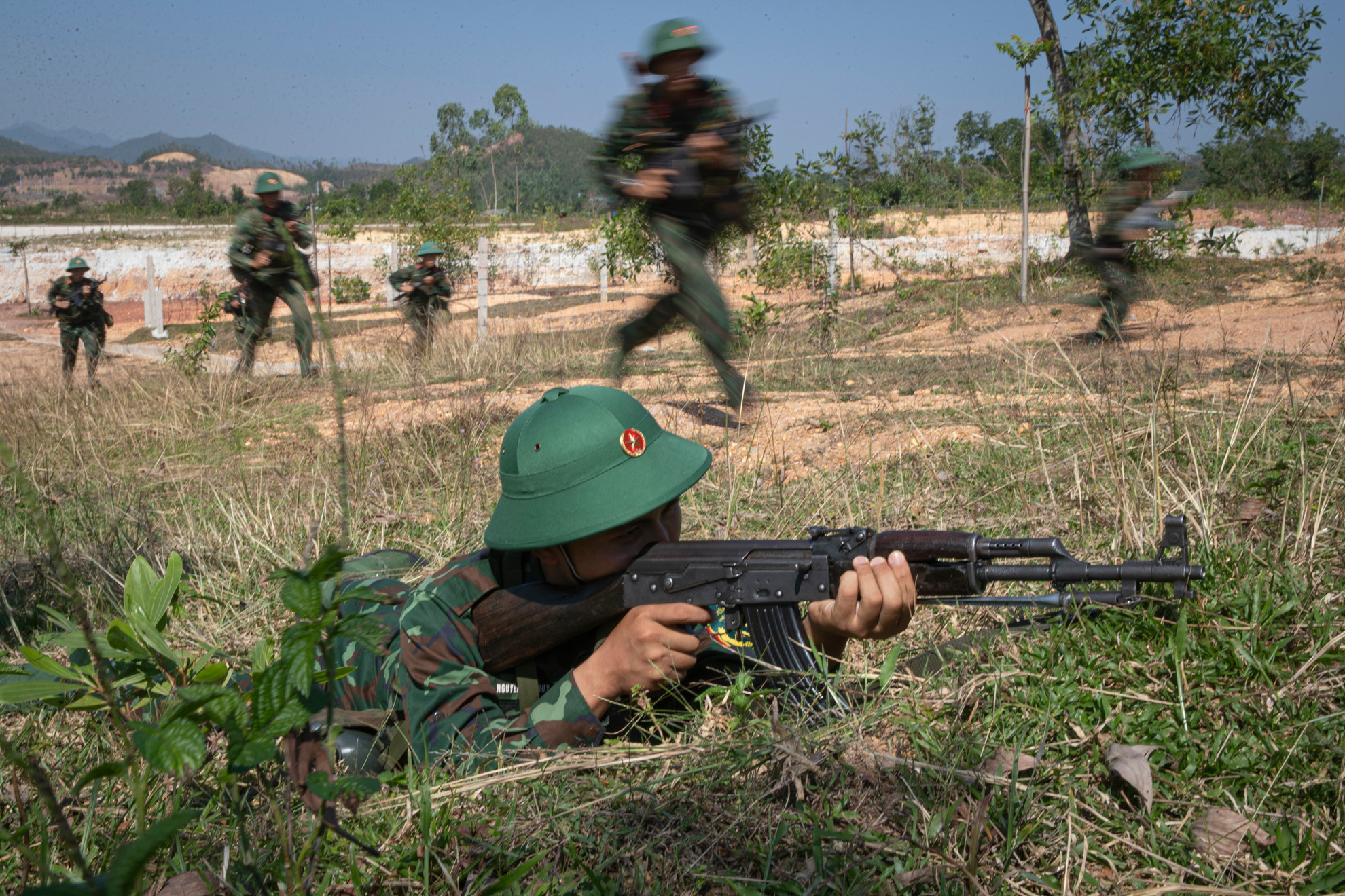 Chiến sĩ bộ binh thực hiện huấn luyện vượt cửa mở đánh chiếm đầu cầu. Chiến sĩ bộ binh thực hiện huấn luyện vượt cửa mở đánh chiếm đầu cầu.