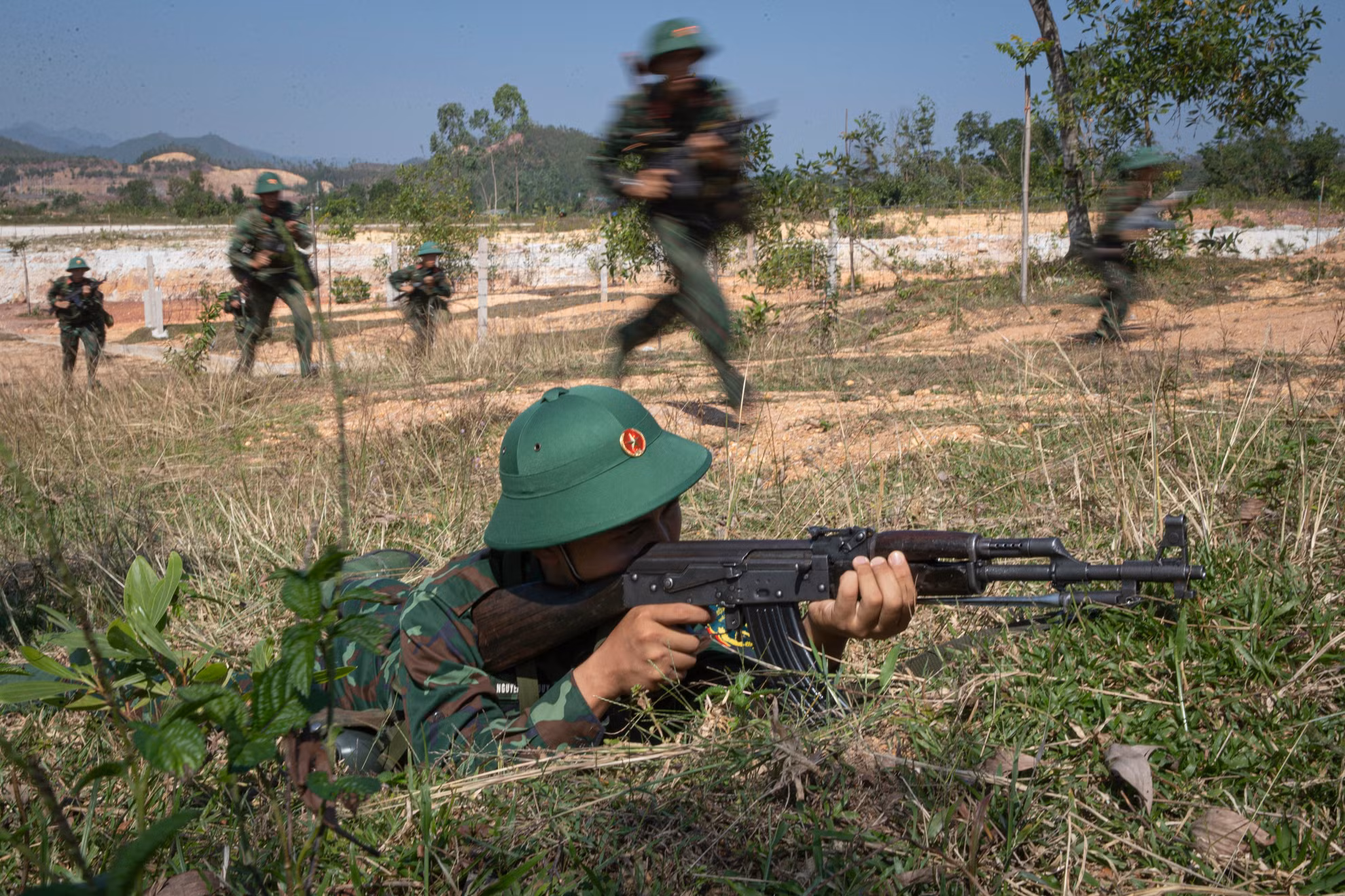 Chiến sĩ bộ binh thực hiện huấn luyện vượt cửa mở đánh chiếm đầu cầu.